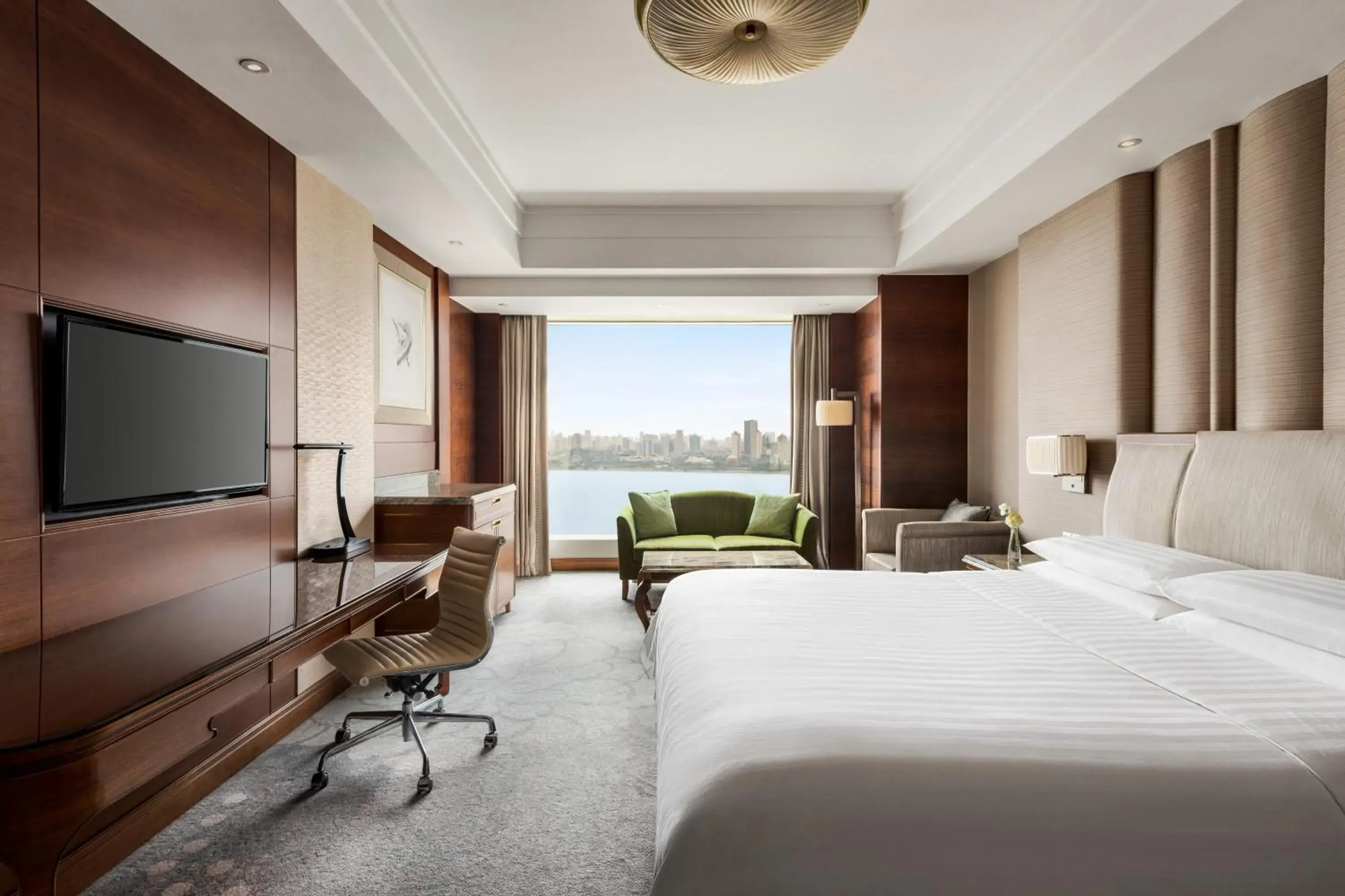 Executive King Room with River View in Shangri-La Nanchang Executive King Room with River View in Shangri-La Nanchang