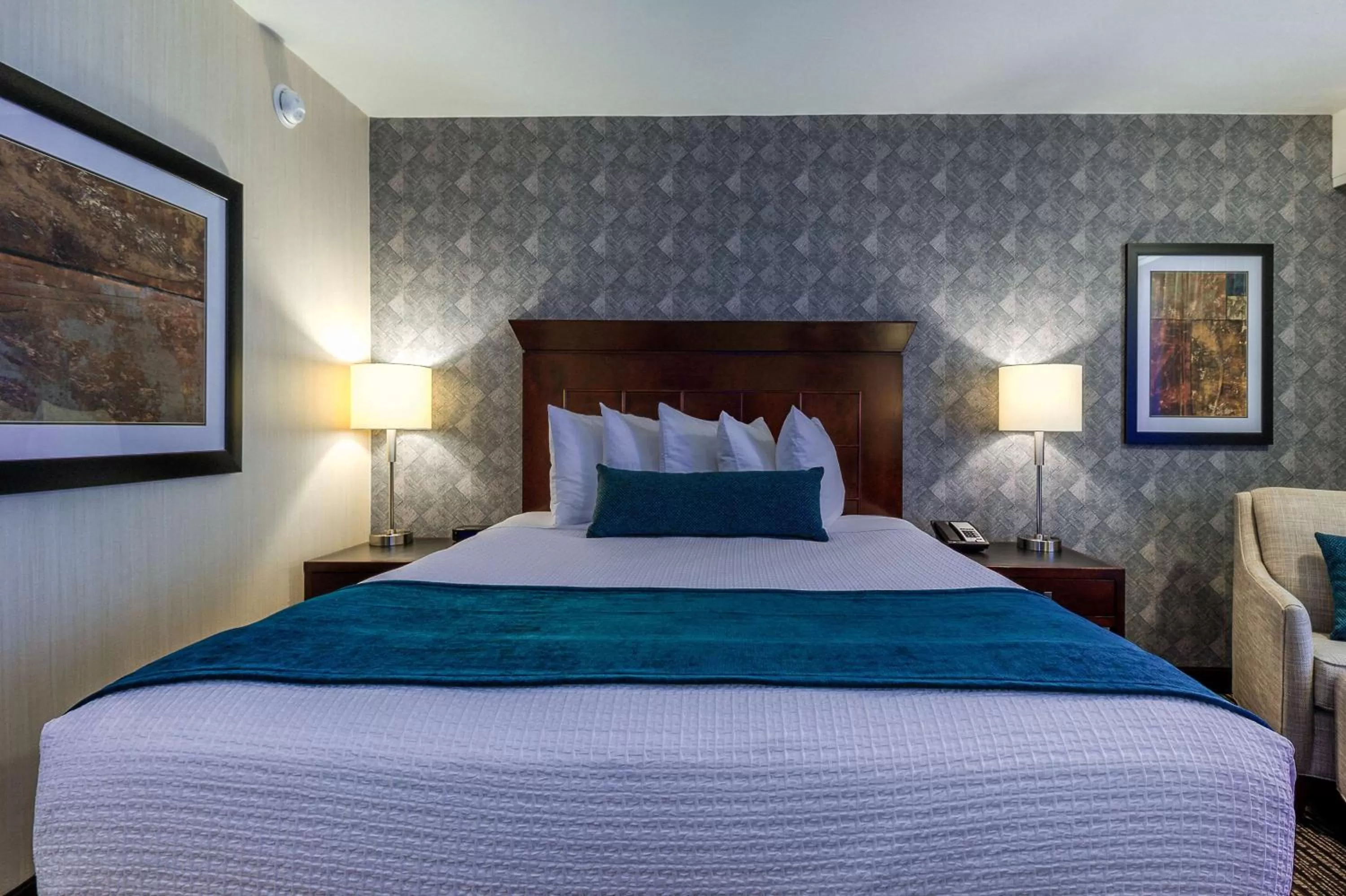 King Suite in Best Western Plus Carriage Inn