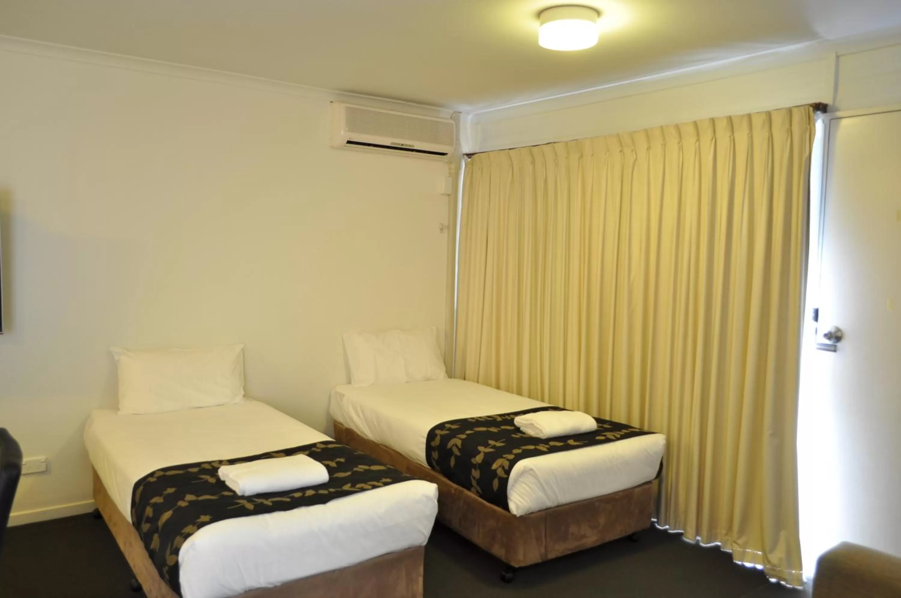 Bed in Albury Burvale Motor Inn