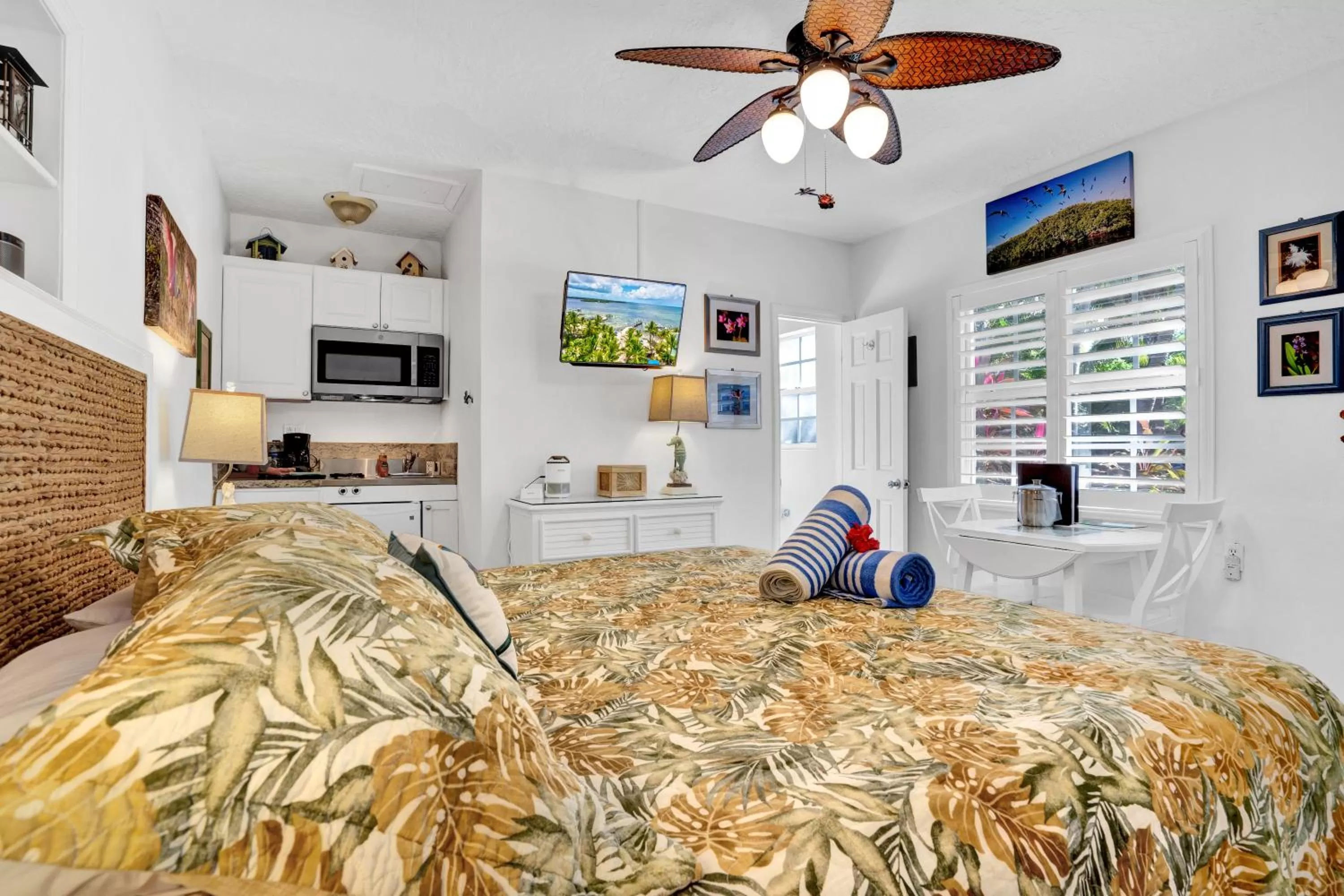 Photo of the whole room, Bed in Island Bay Resort