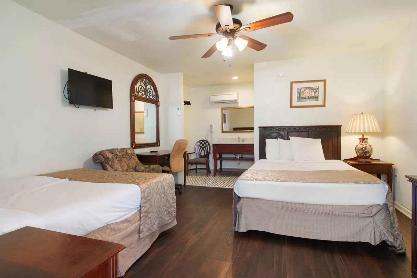 Deluxe Double Room in Olde Town Inn New Orleans Deluxe Double Room in Olde Town Inn New Orleans