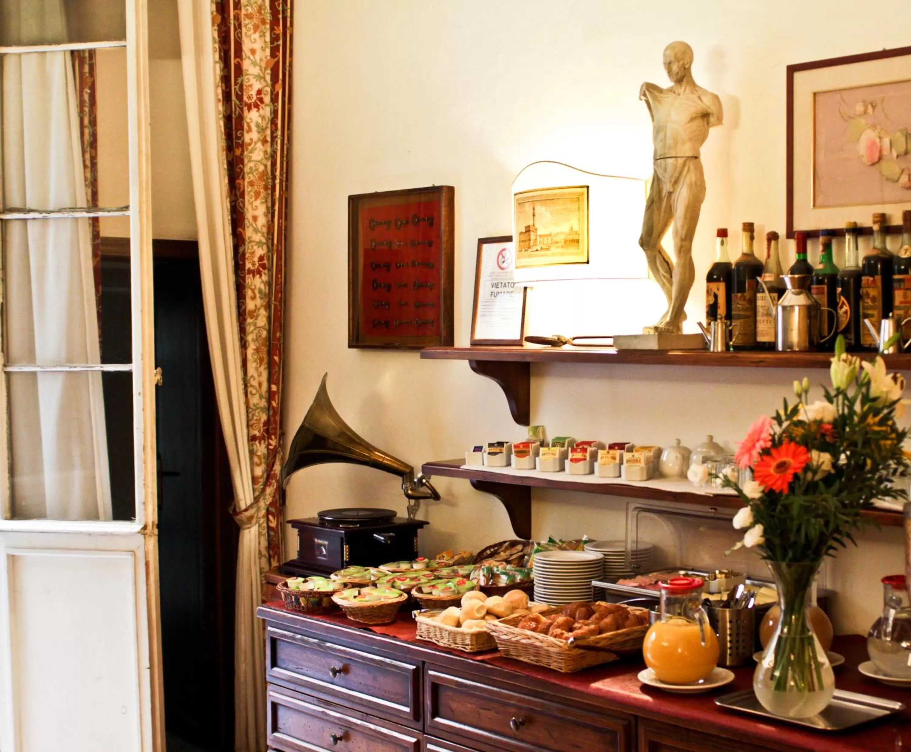 Restaurant/places to eat in Hotel Nizza