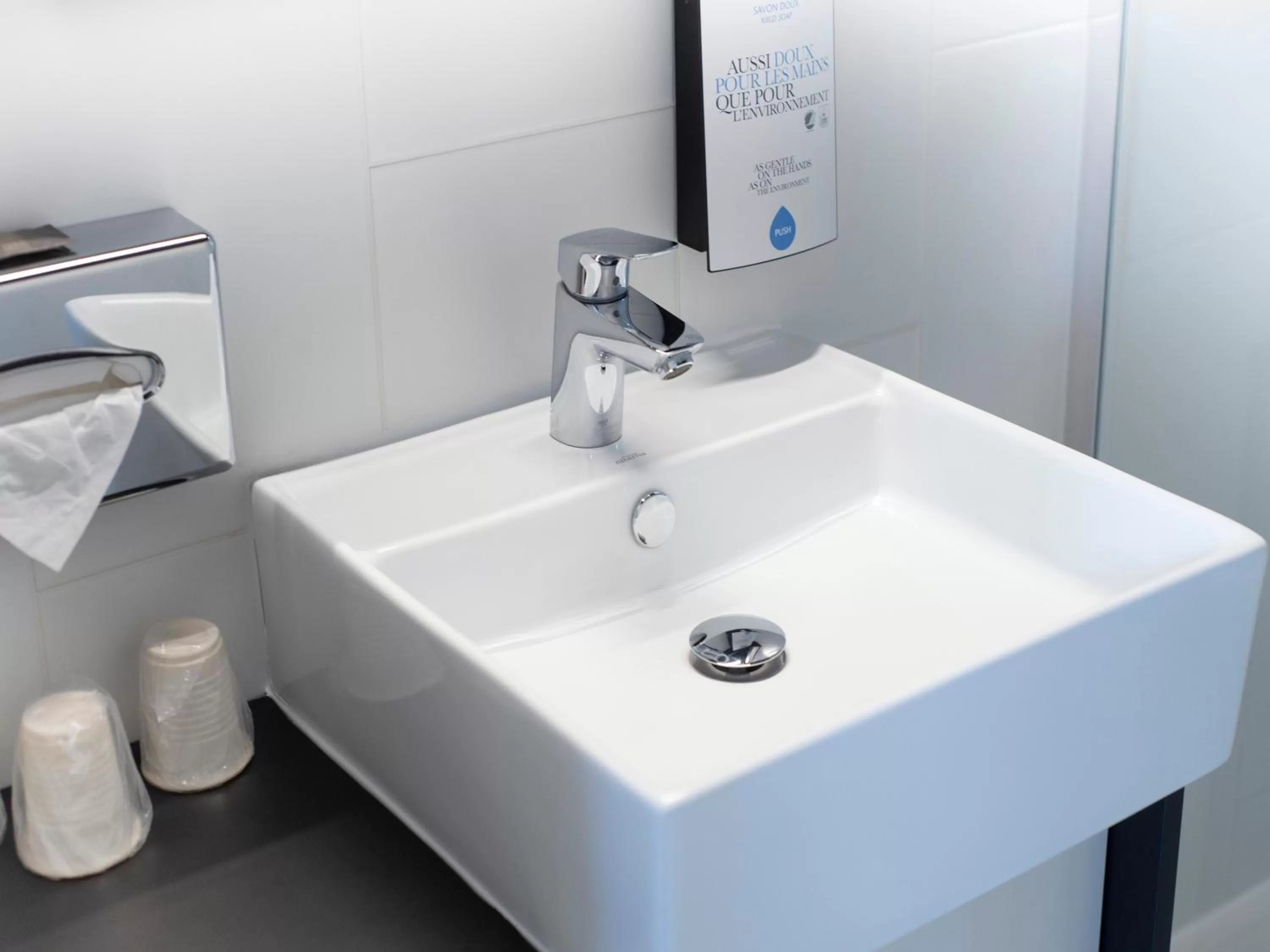 Shower in Kyriad Hotel Clermont Ferrand Centre