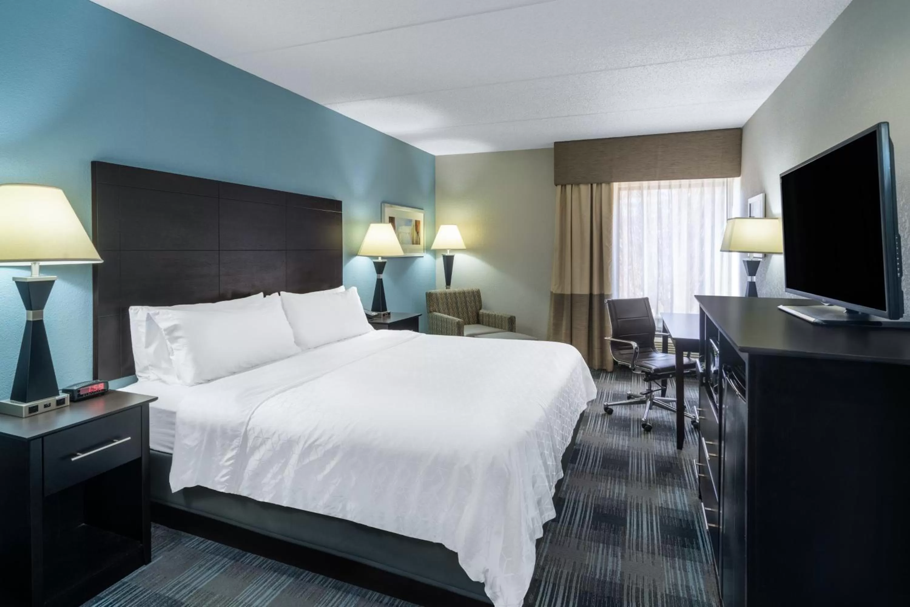 Photo of the whole room, Bed in Holiday Inn Express Forsyth by IHG