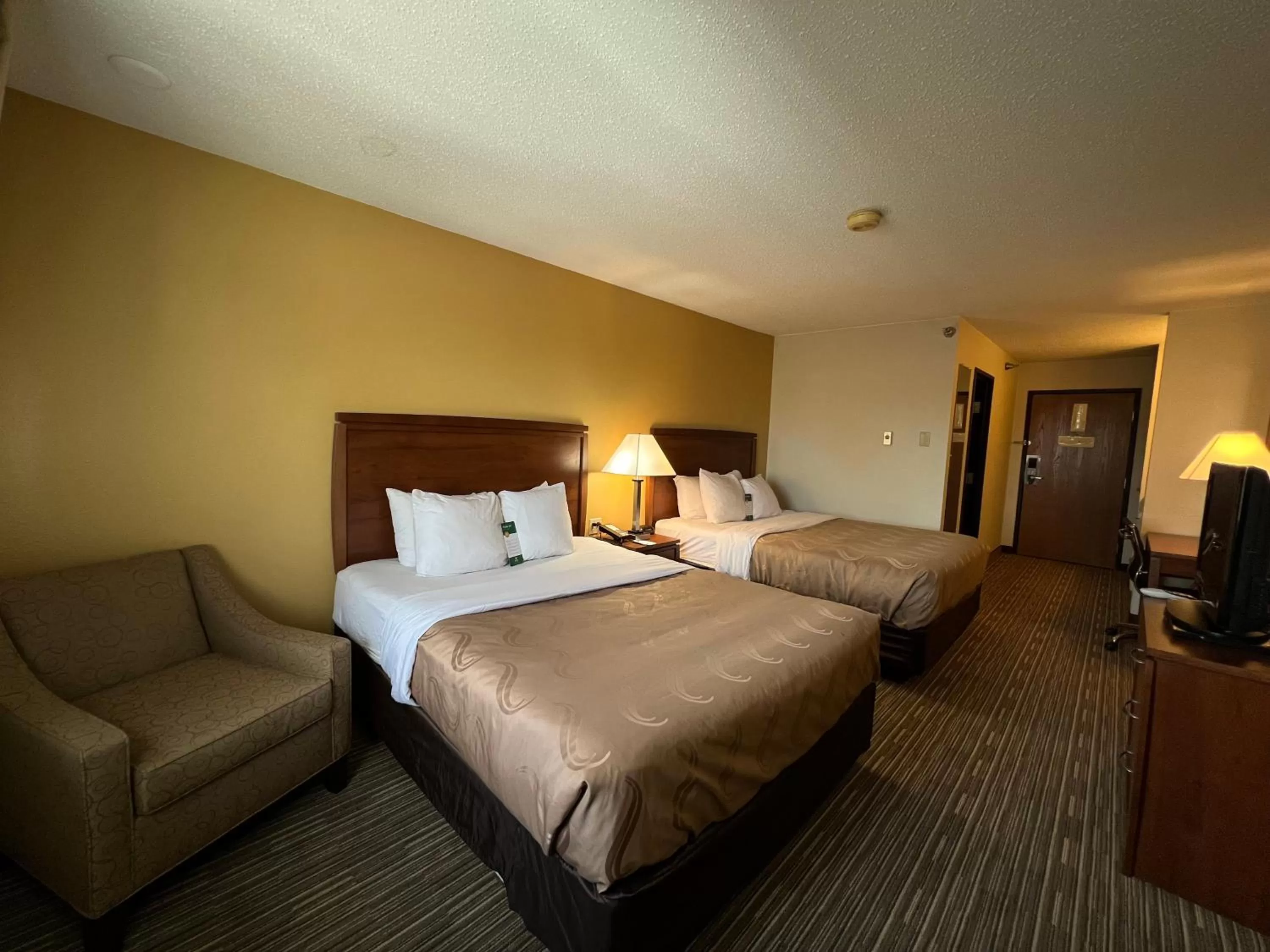 Bed in Quality Inn Mitchell I-90