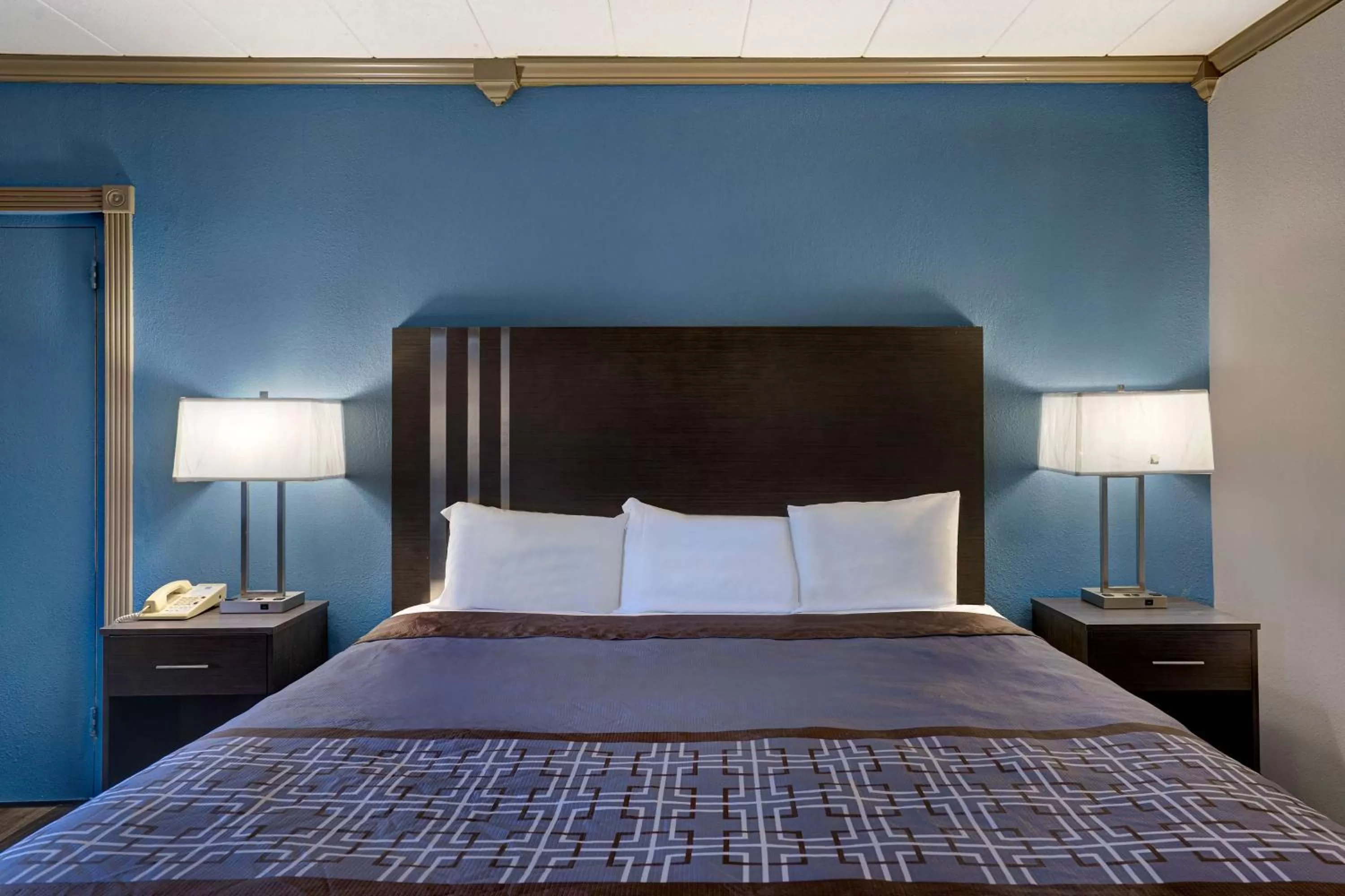 Photo of the whole room, Bed in Motel 6 Burlington