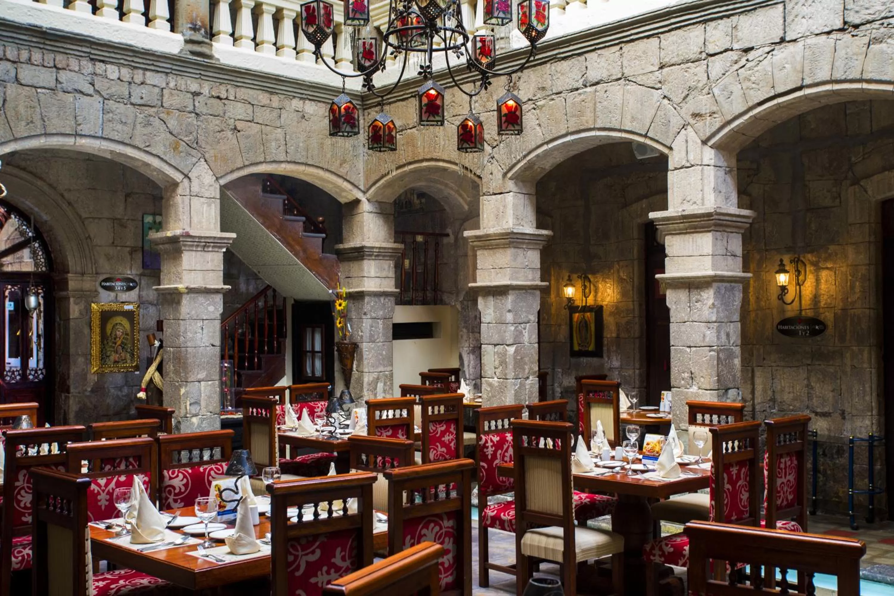 Restaurant/places to eat in Roka Plaza Hotel Boutique