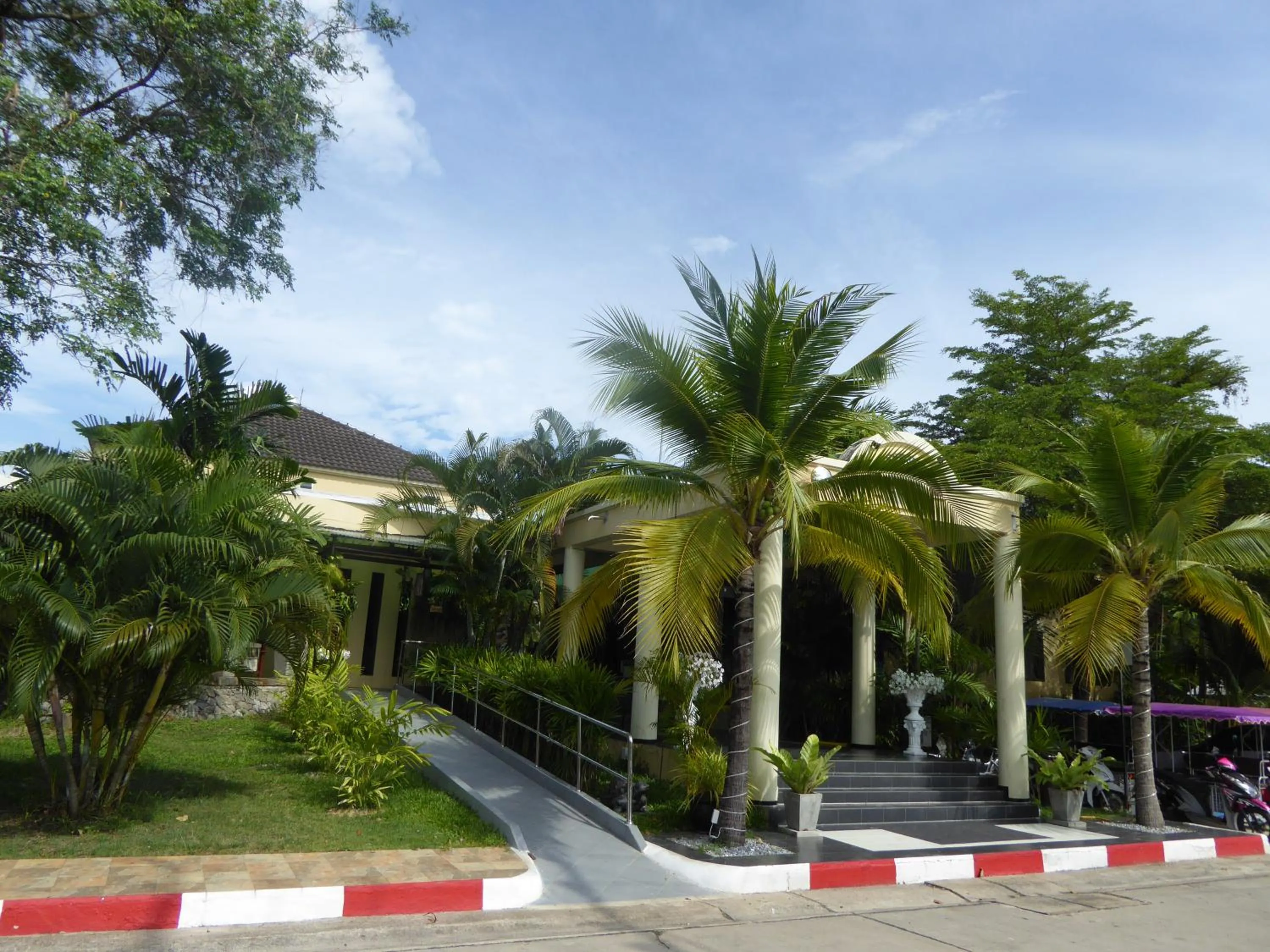 Garden in The Orchid Beach Resort @ VIP Chain Resort