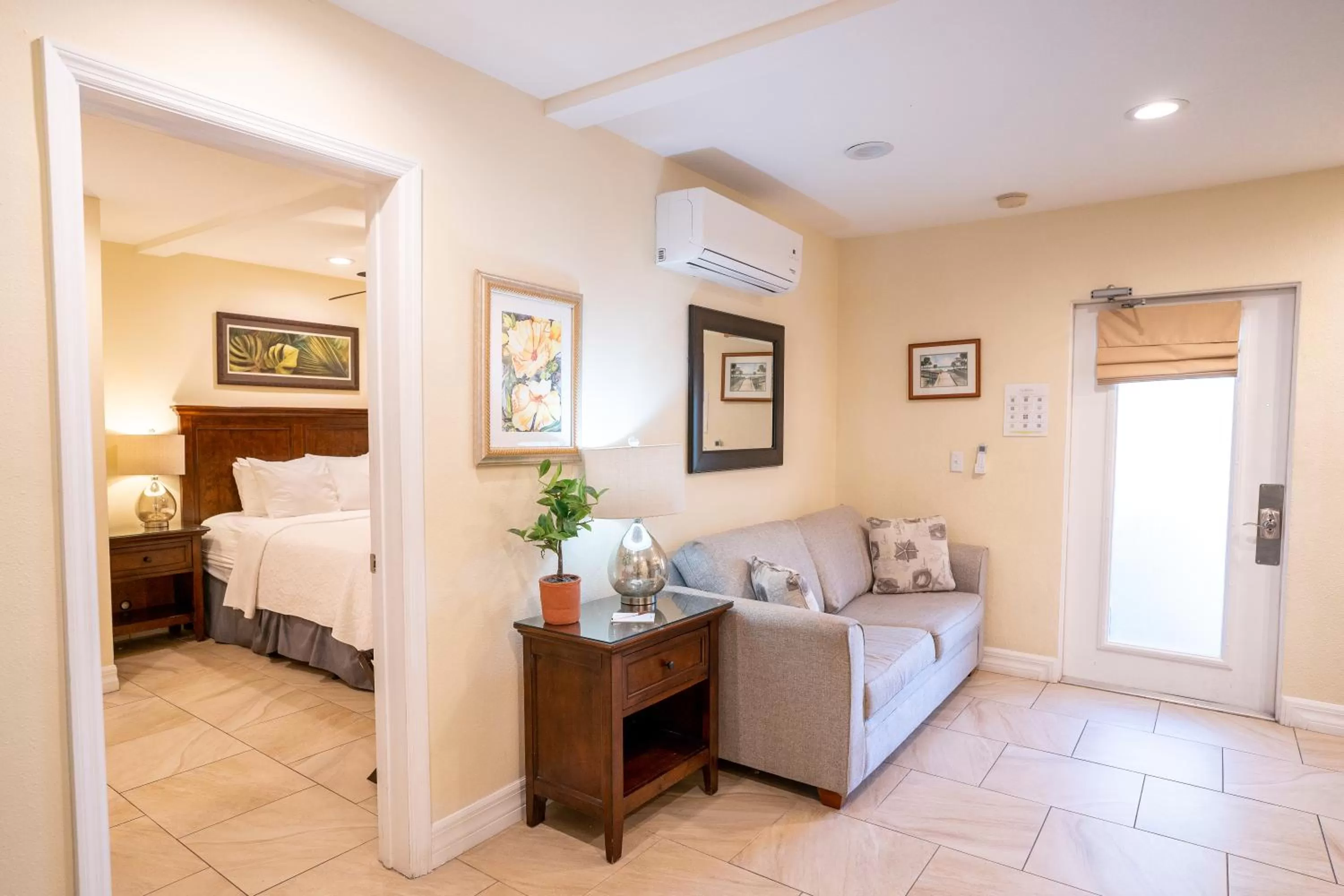 Living room, Bed in The Capri at Siesta