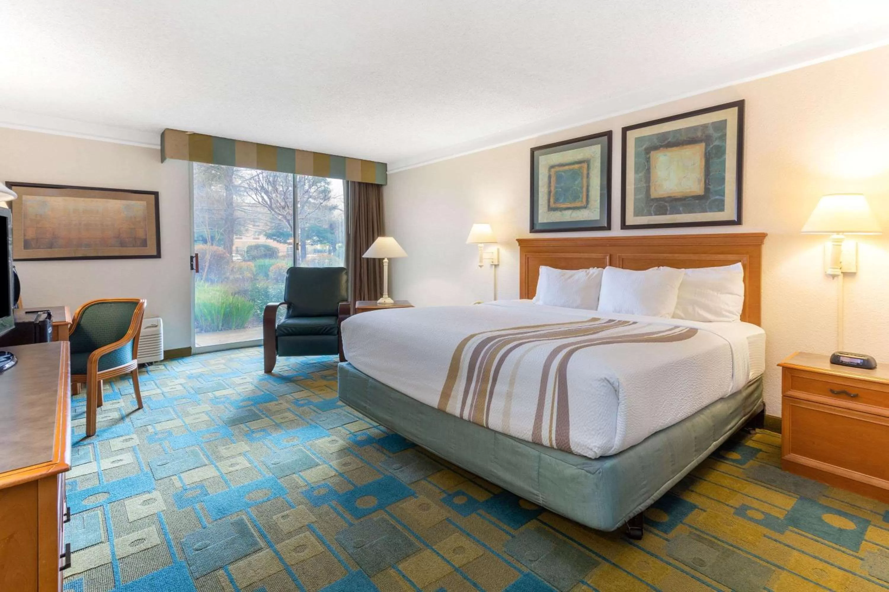 Photo of the whole room, Bed in La Quinta by Wyndham Redding