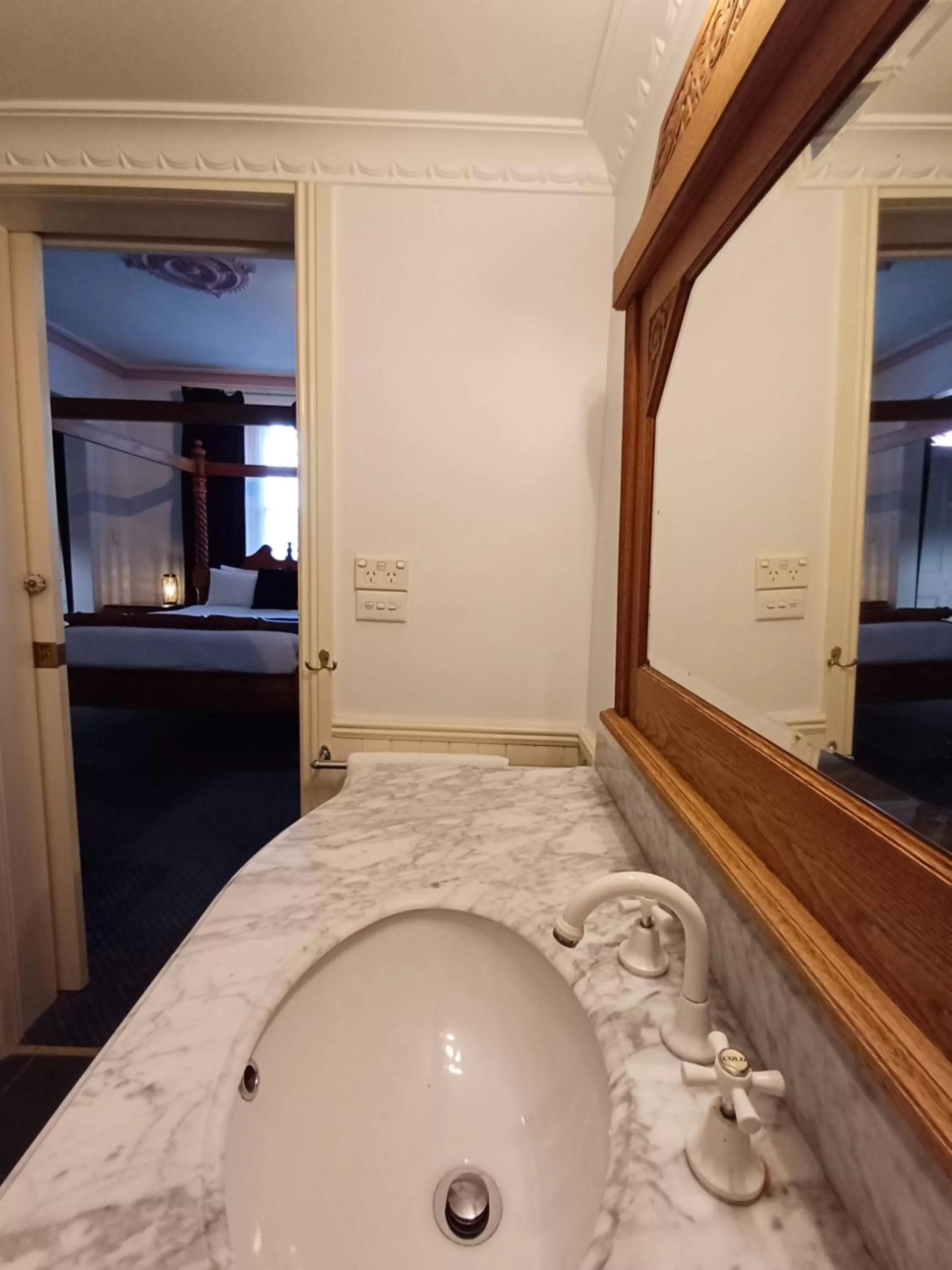 Bathroom in Art Hotel on York