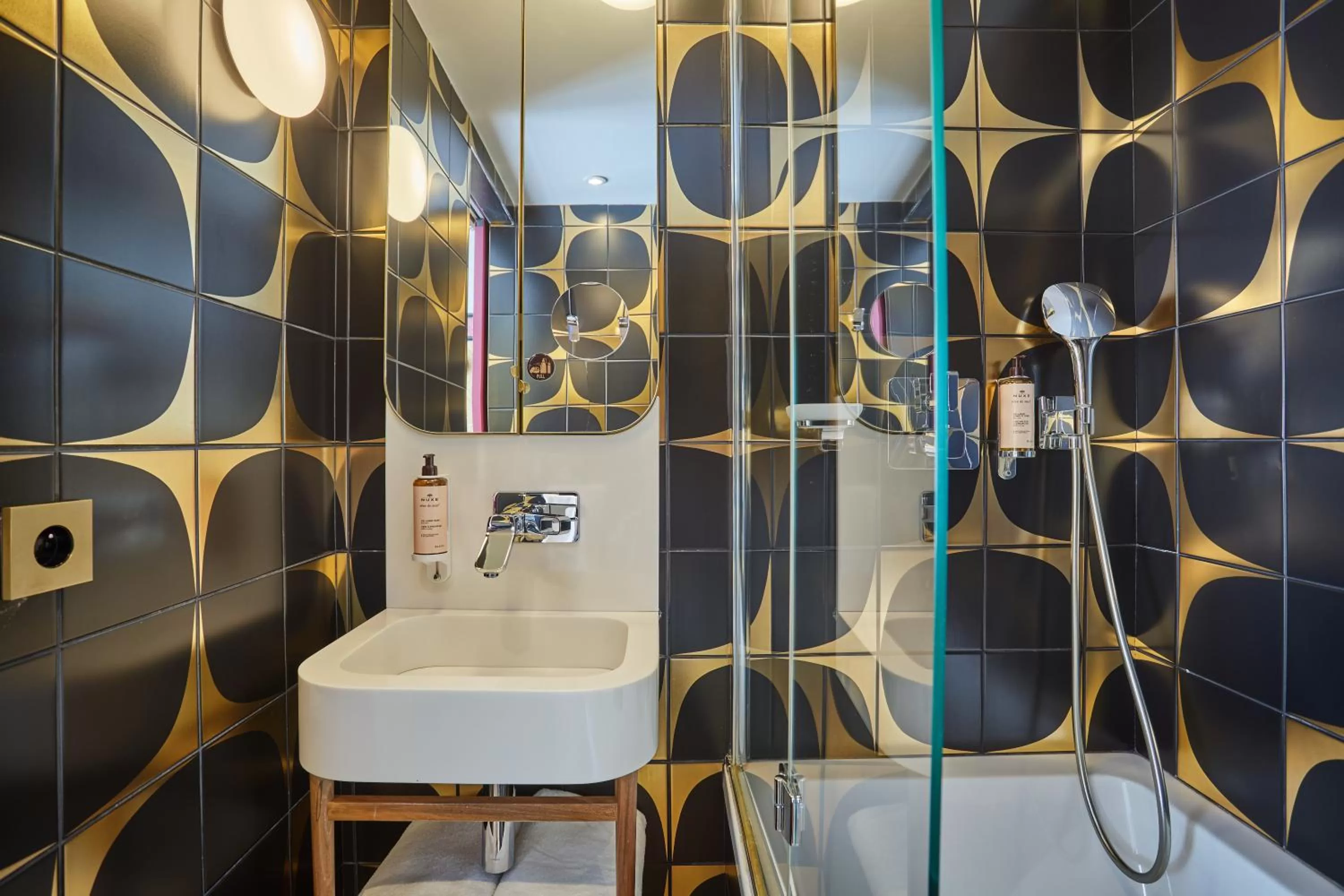 Shower in Idol Hotel