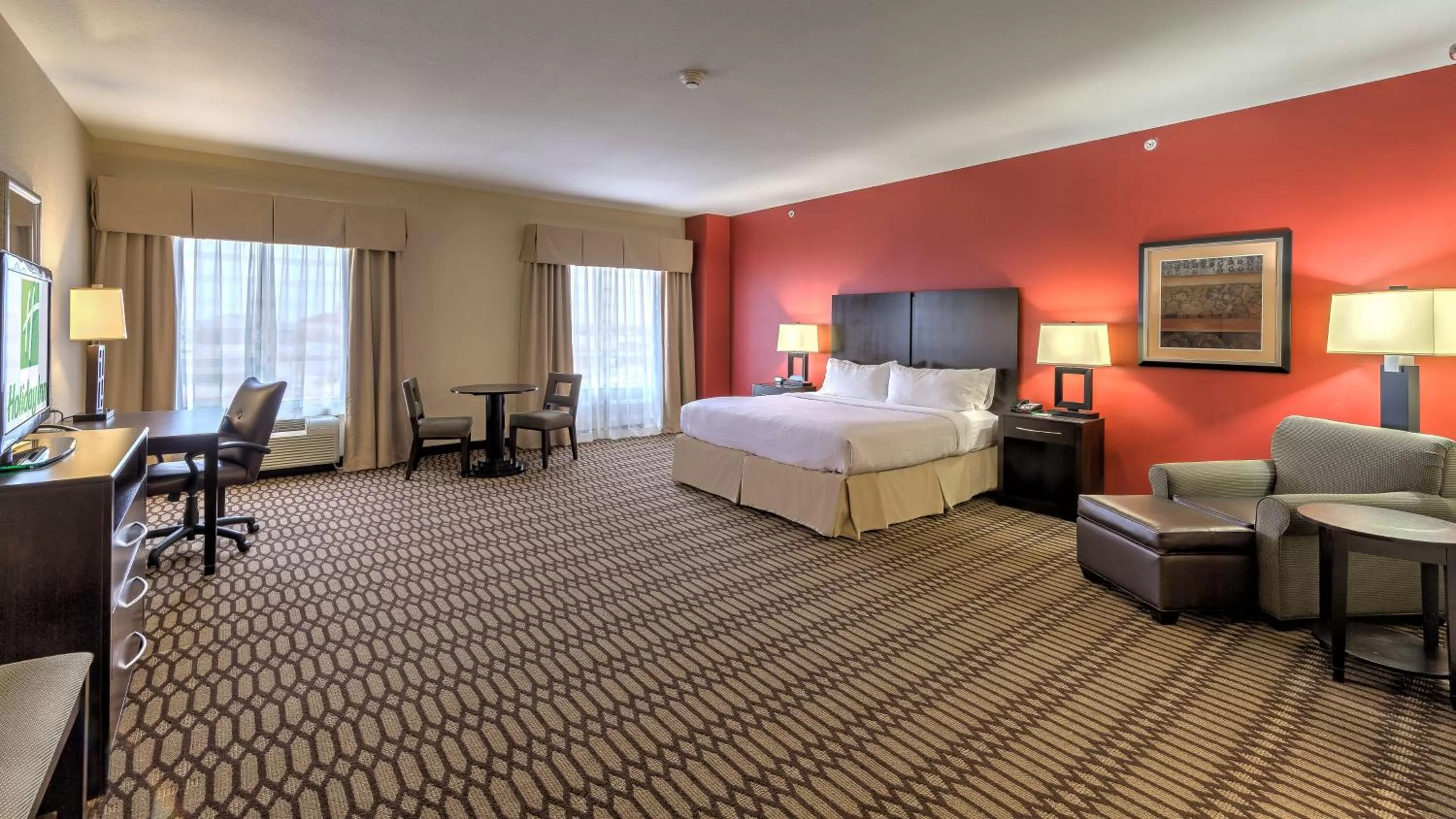 Photo of the whole room, Bed in Holiday Inn North Quail Springs by IHG