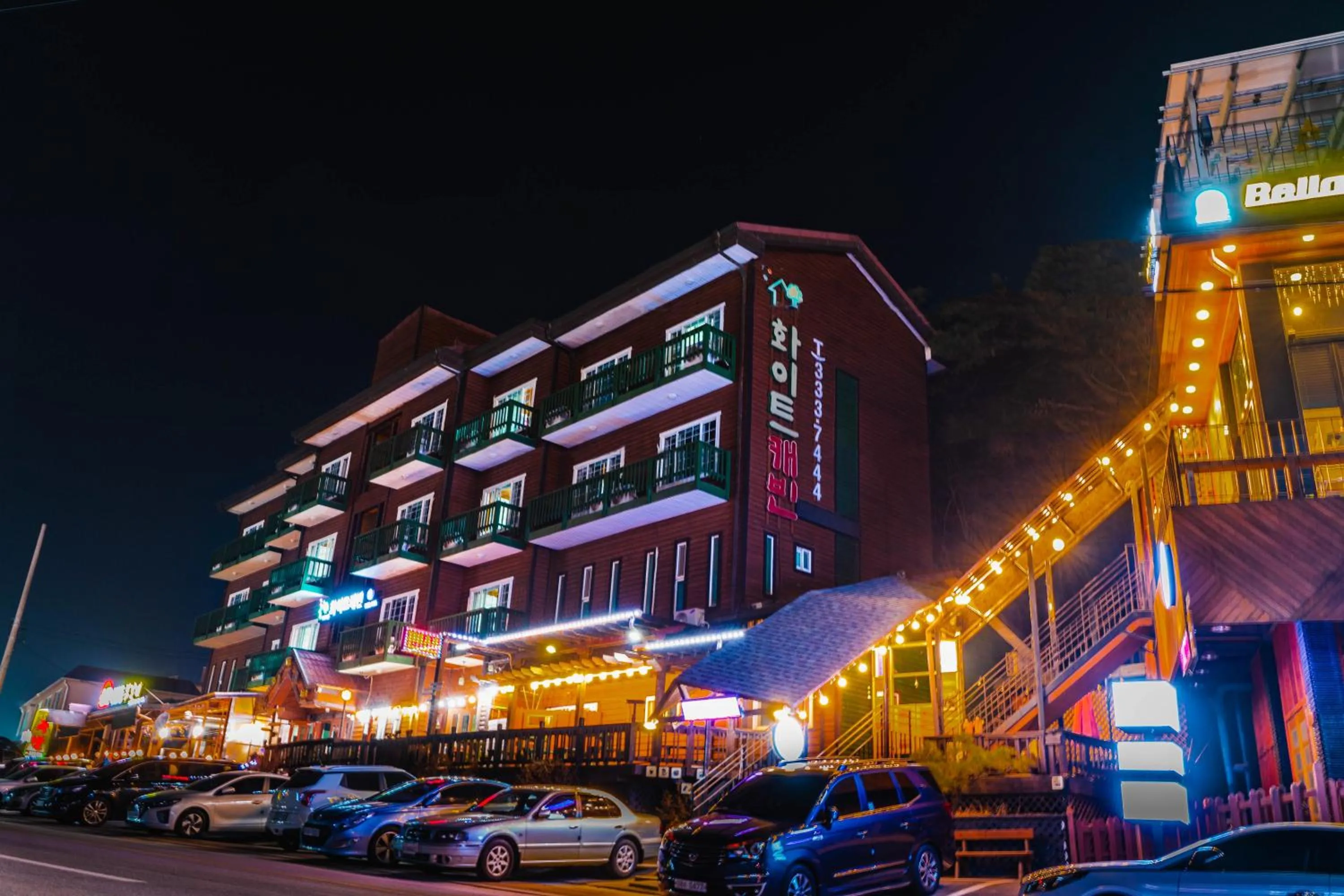 Facade/entrance in White Cabin