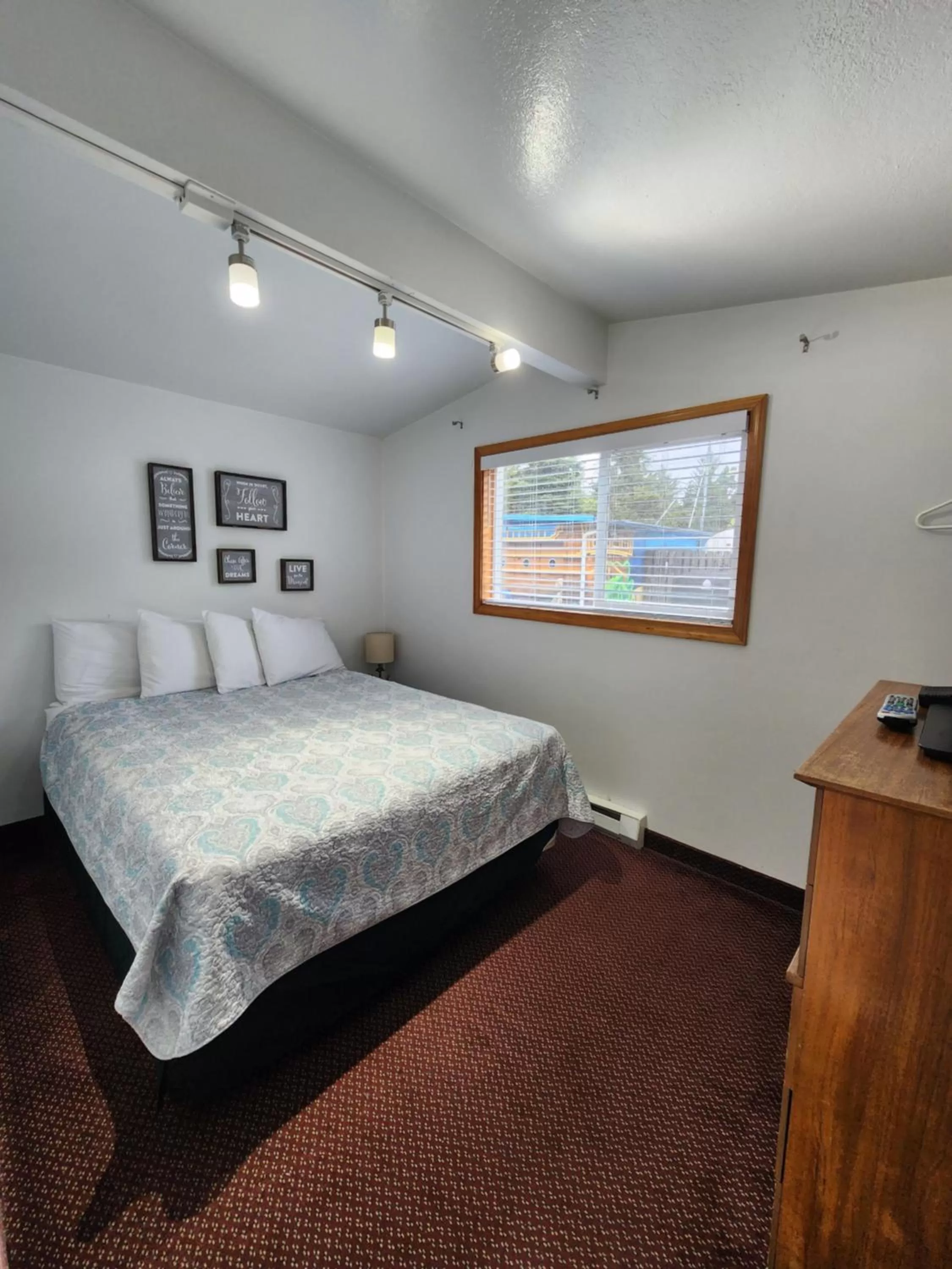 Bedroom, Bed in Plainview Motel