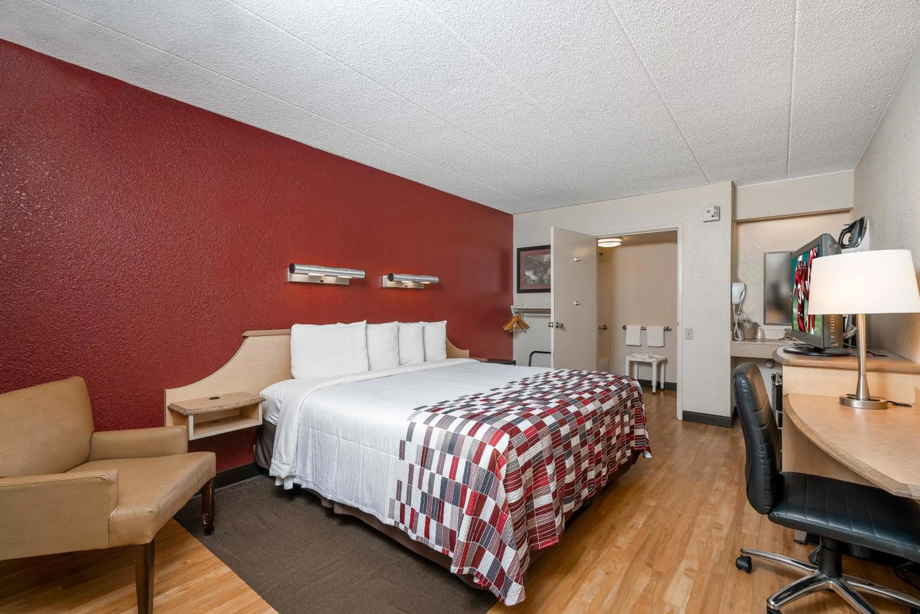 Photo of the whole room, Bed in Red Roof Inn Detroit - Roseville St Clair Shores