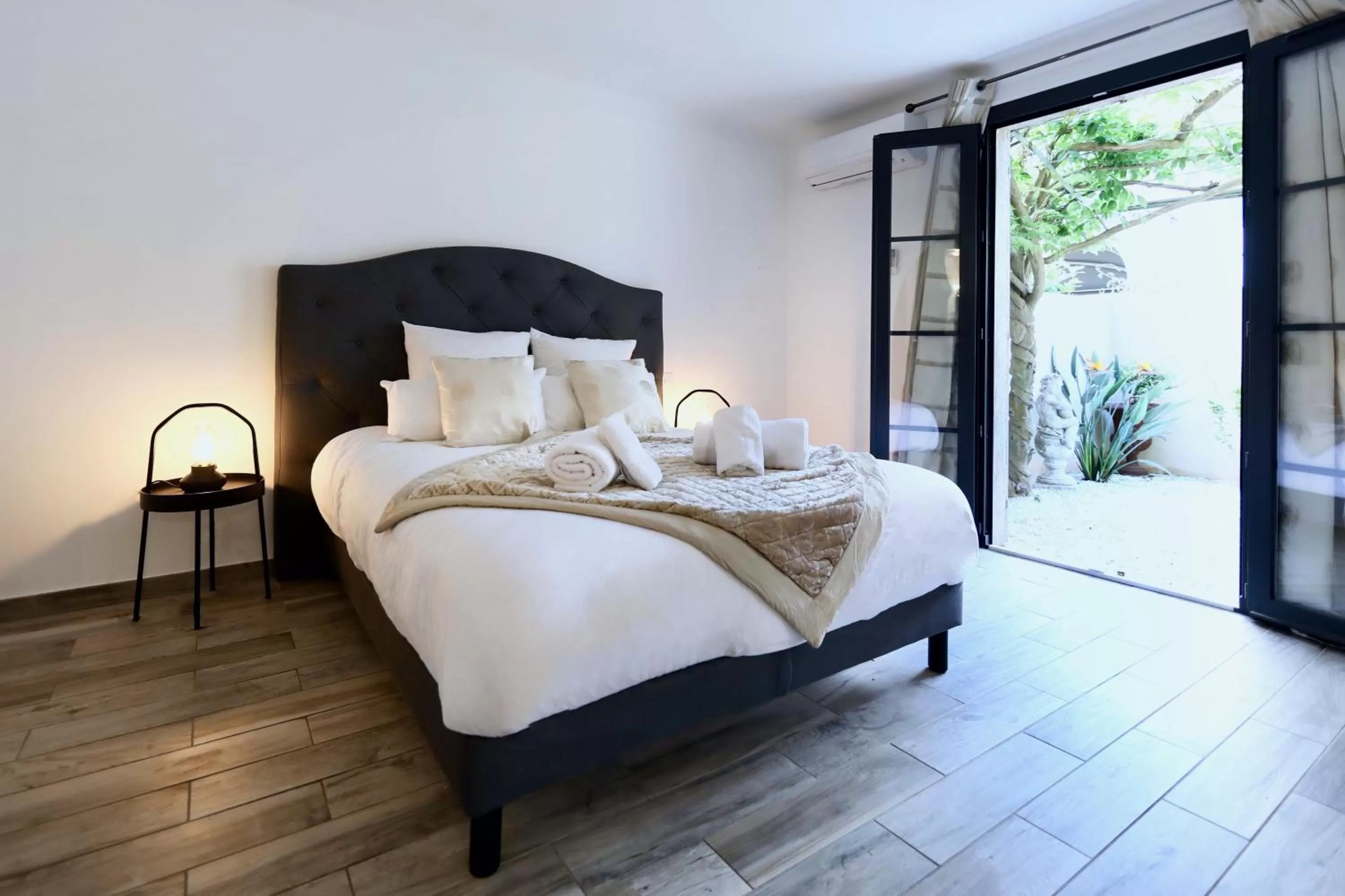 Bed in Luxe et sérénité au cœur de Saint-Tropez Suites spacieuses avec jardin enchanteur La Bravade