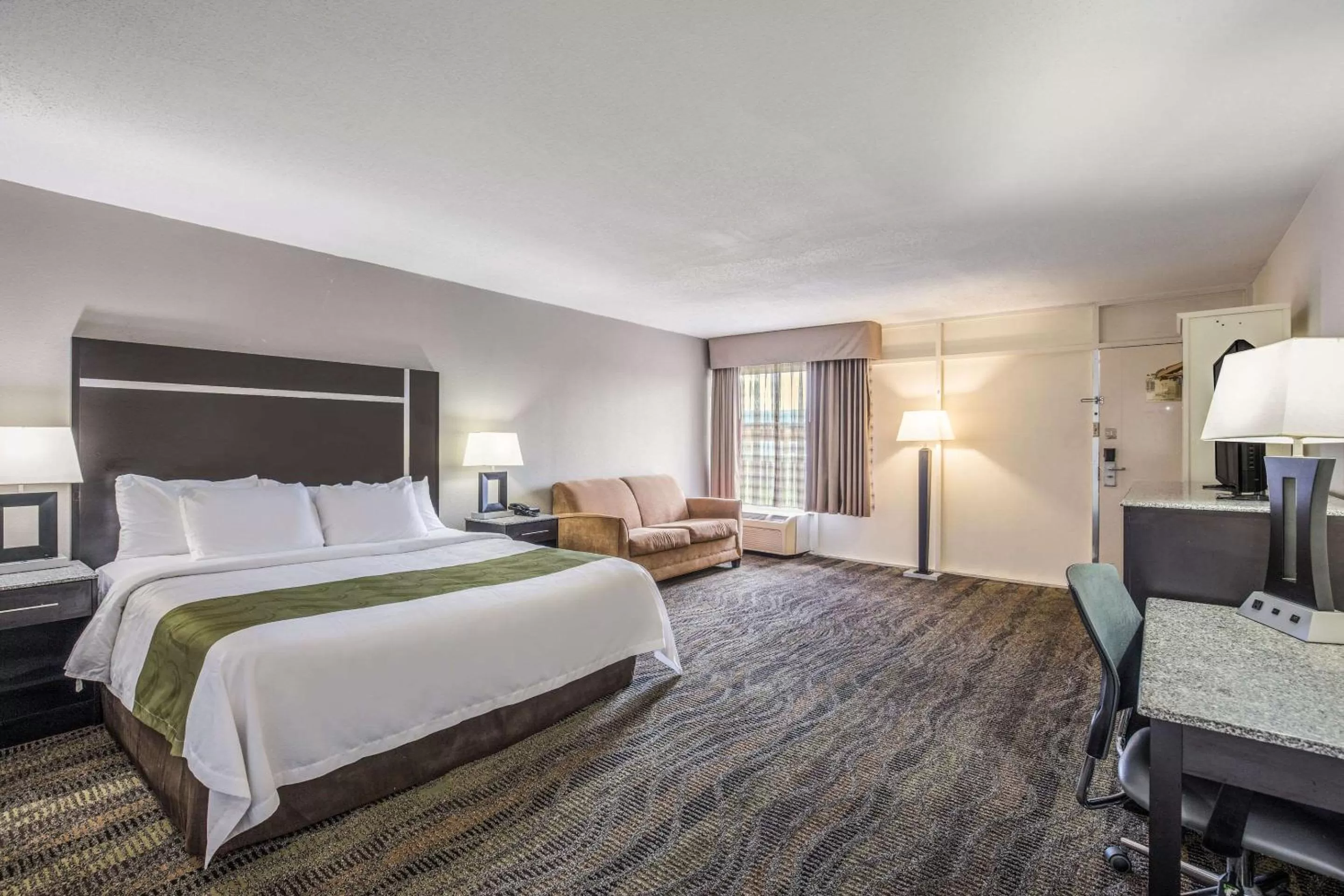 Photo of the whole room, Bed in Quality Inn & Suites Conference Center Thomasville