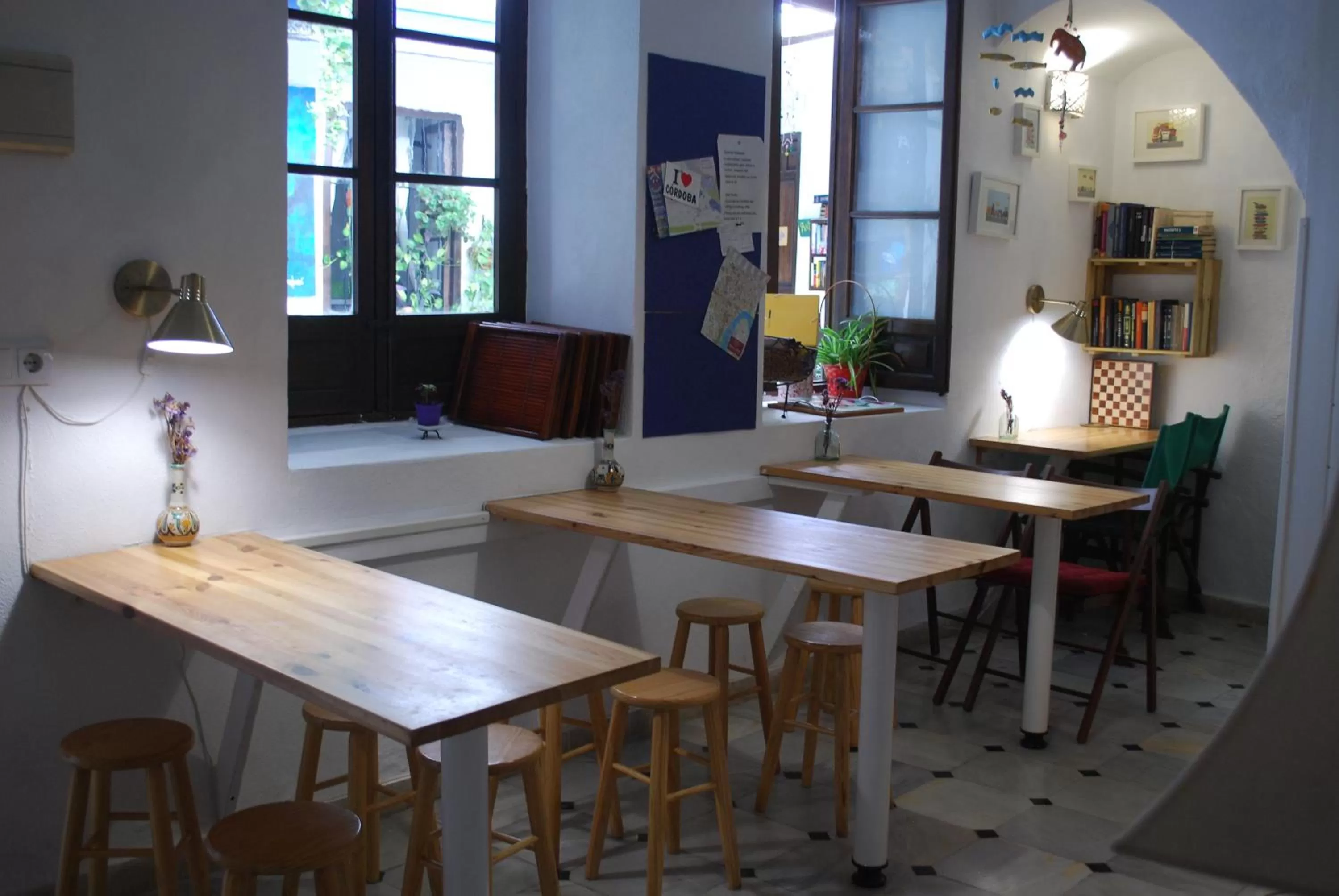 Communal lounge/ TV room, Lounge/Bar in Backpacker Al-Katre