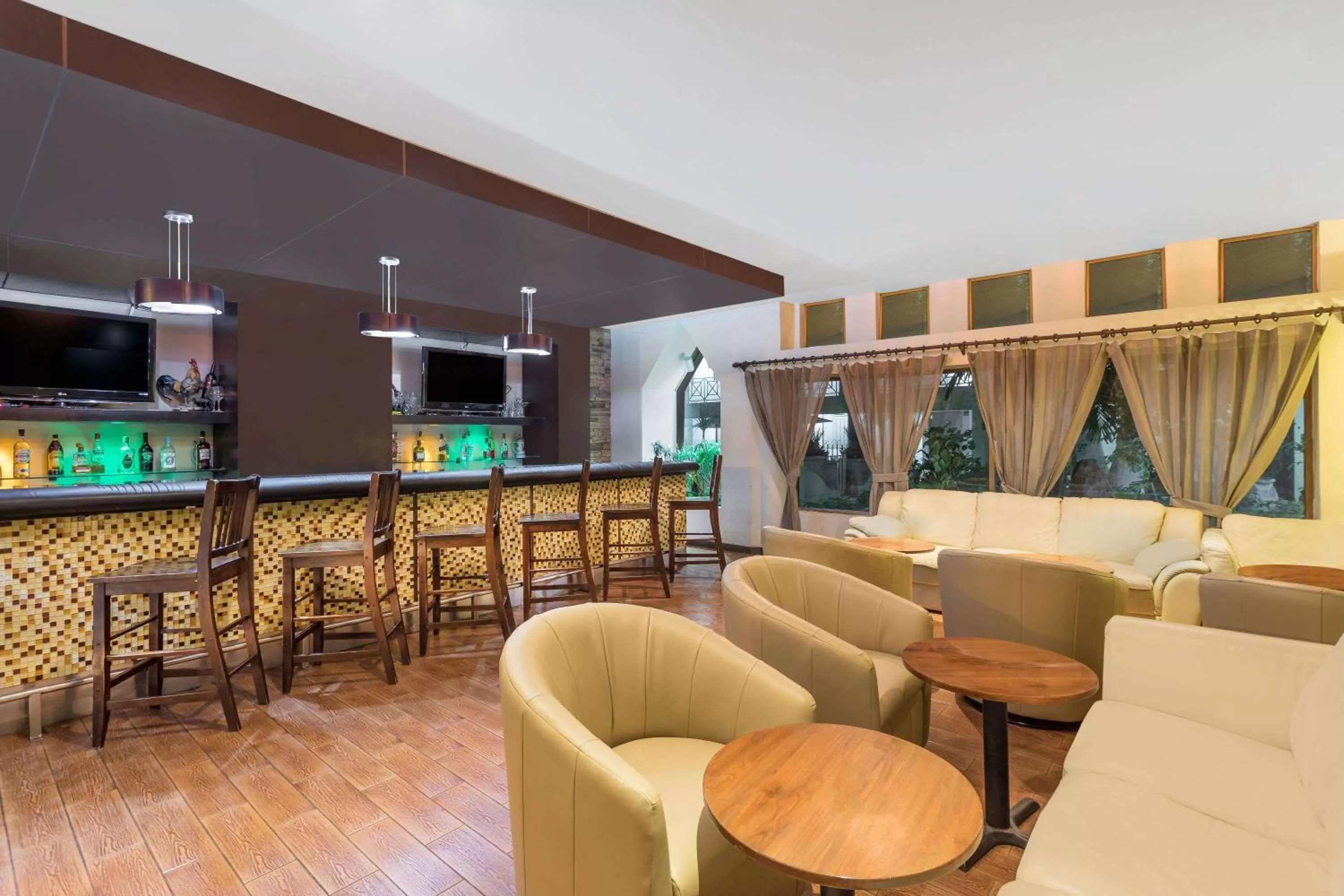 Lounge or bar in Wyndham Garden Obregon