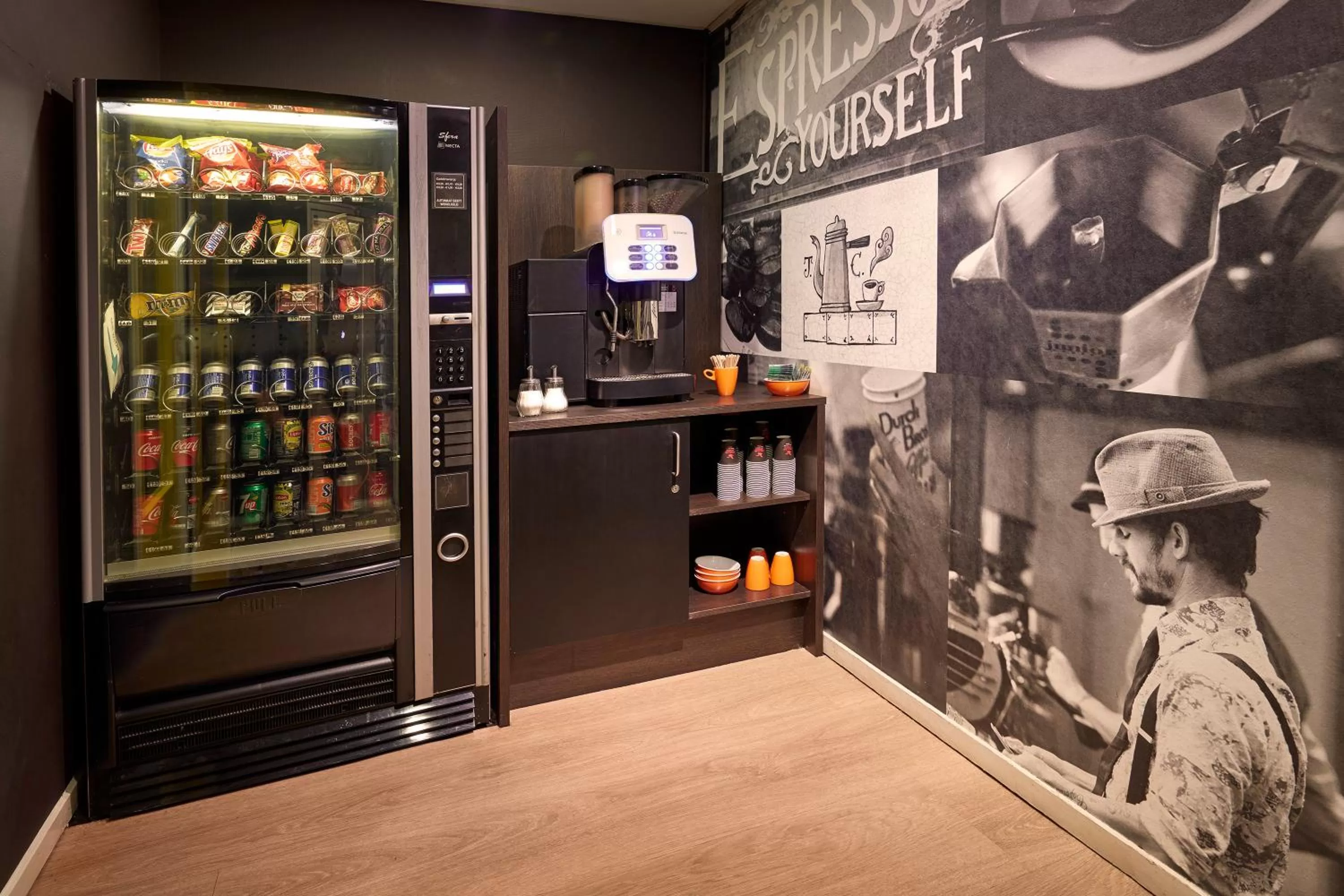 Restaurant/places to eat in Nova Hotel