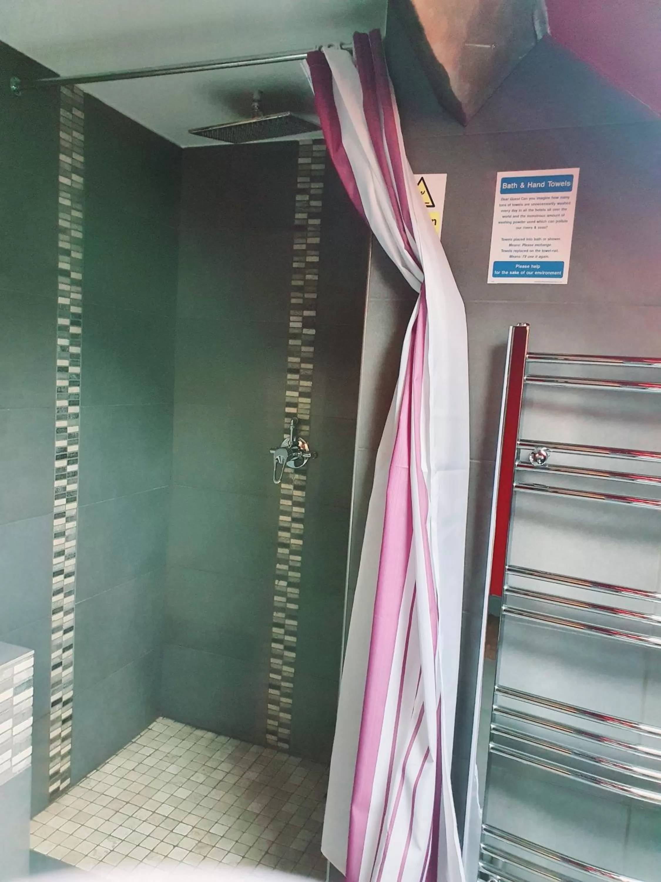 Bathroom in Bennetts Hotel