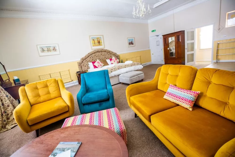 Seating area, Bed in The Red Lion Hotel