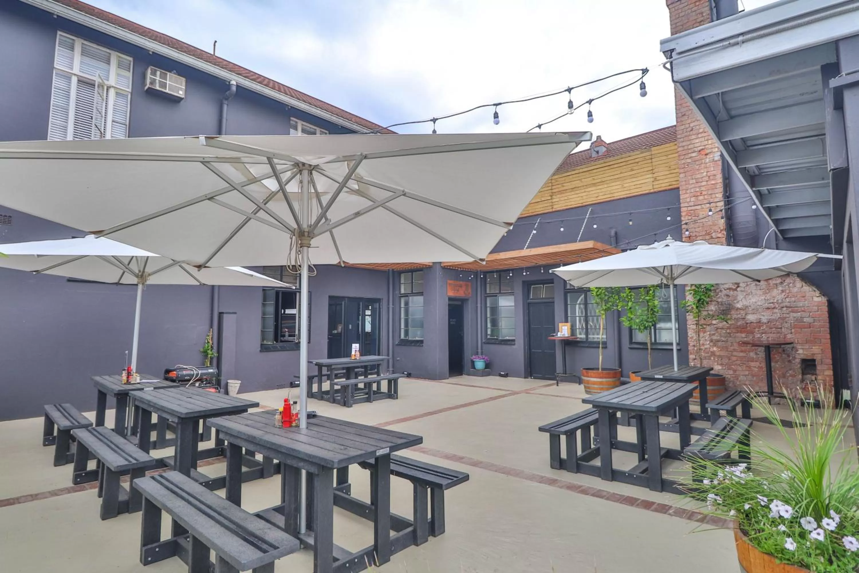 Seating area in Thistle Hotel