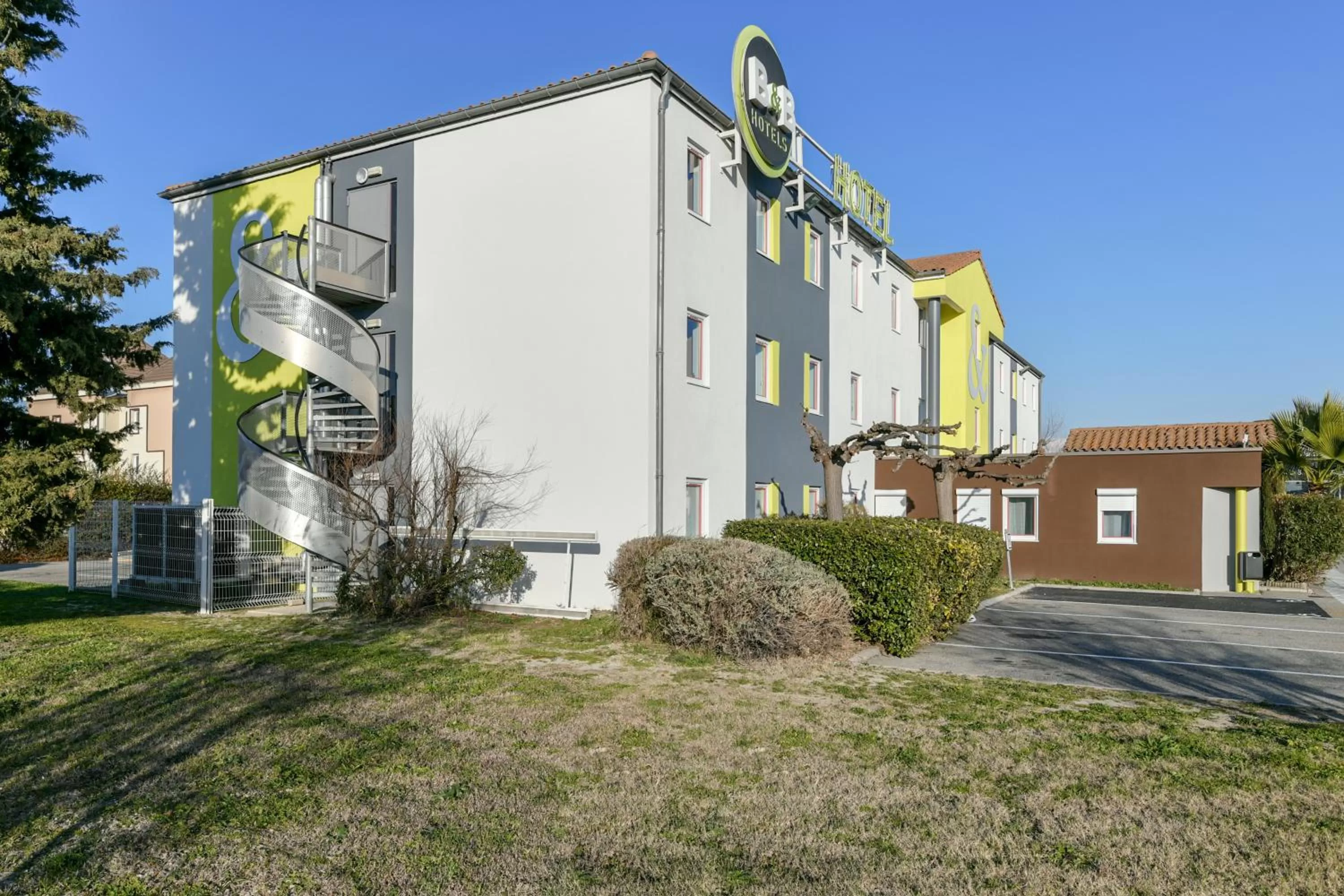 Facade/entrance in B&B HOTEL Avignon 2