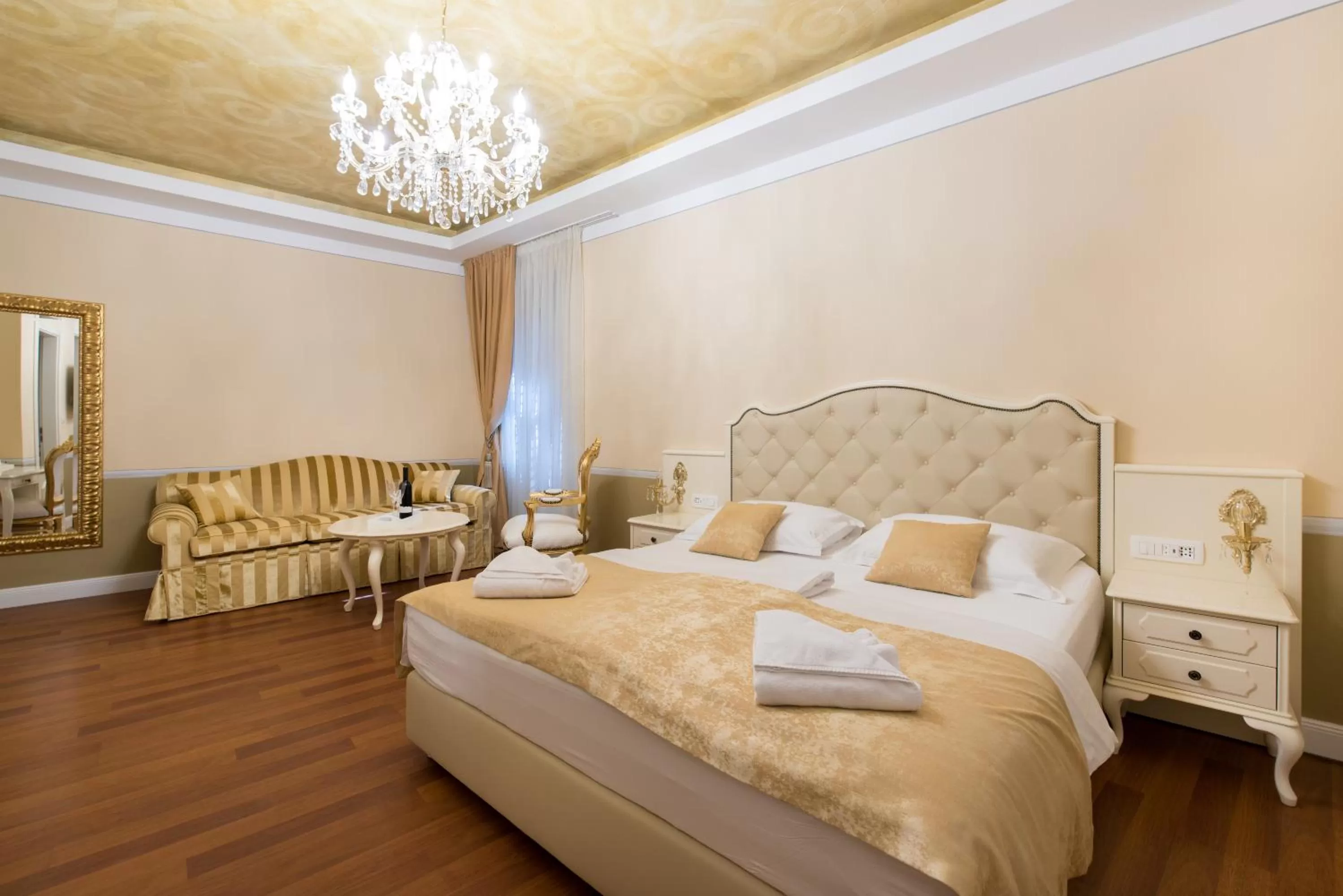 Bed in Central Square Heritage Hotel