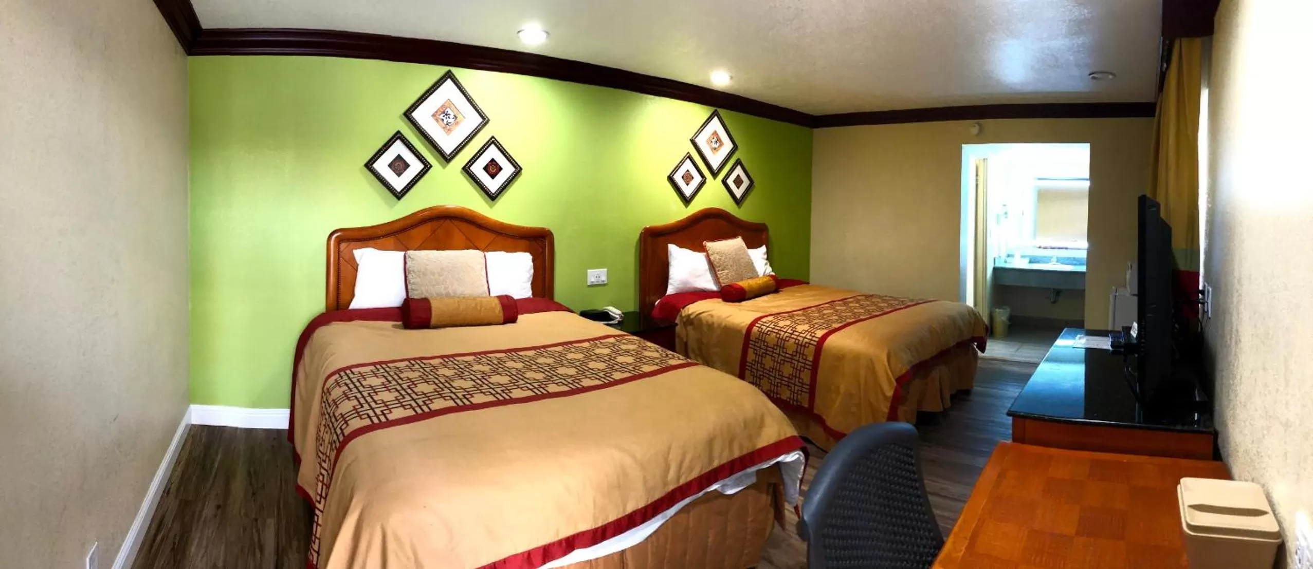 Bed in Imperial Inn Oakland