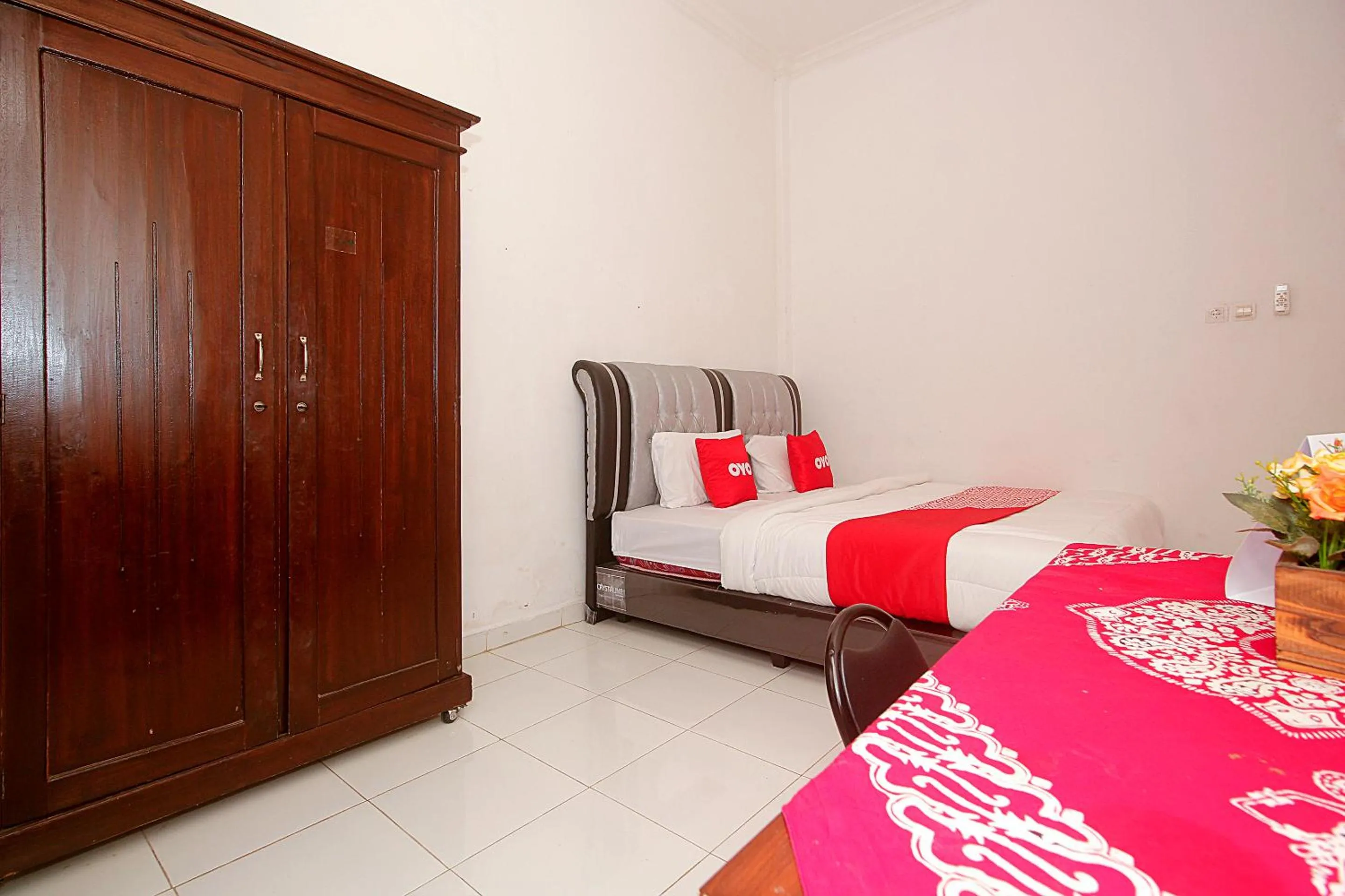 Bedroom, Bed in Hotel O Jasmine Kost Syariah