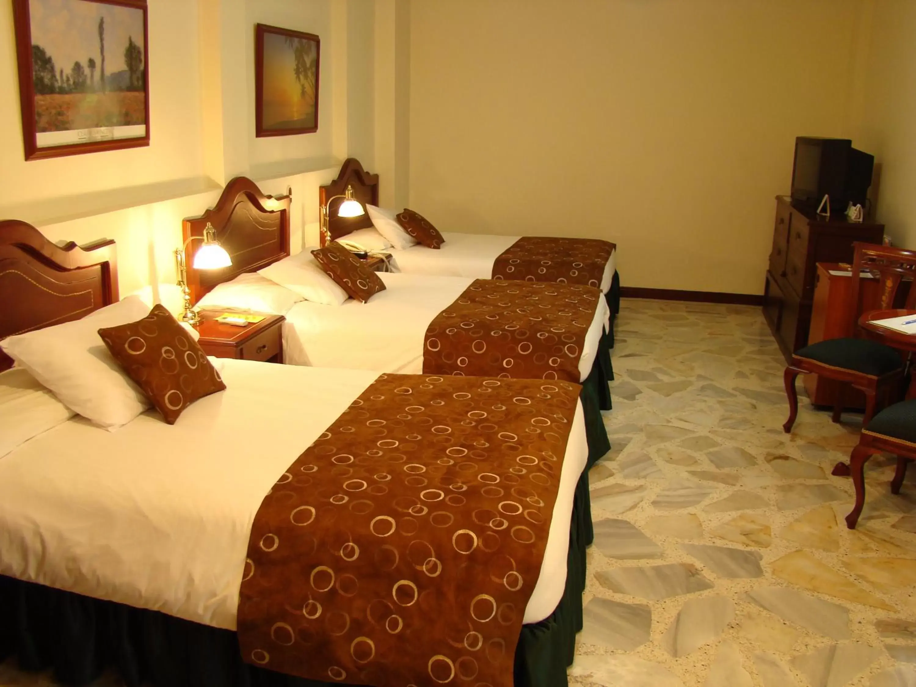 Quadruple Room in Hotel San Fernando Real Quadruple Room in Hotel San Fernando Real