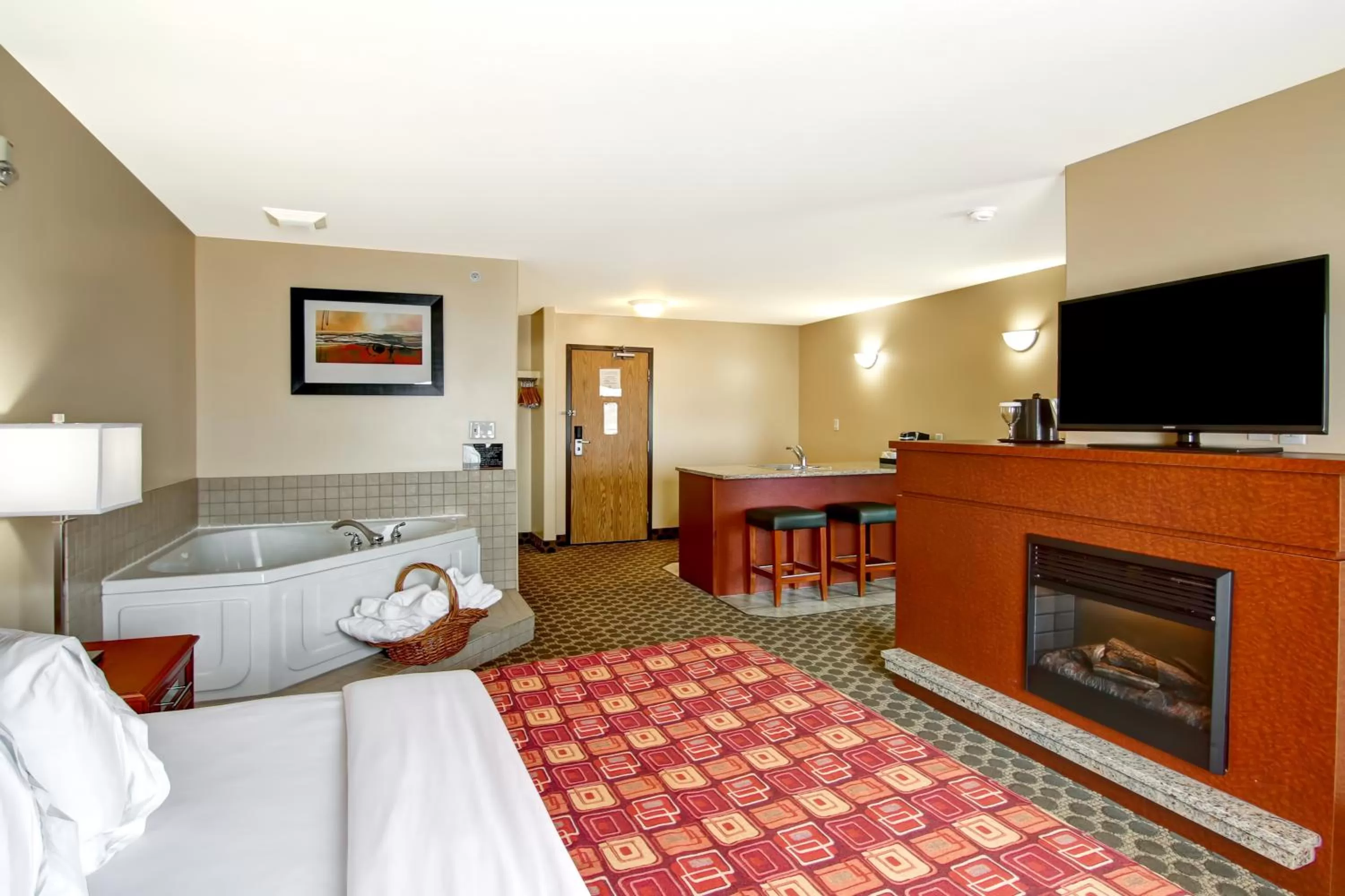 Photo of the whole room, Bed in Canalta Rocky Mountain House