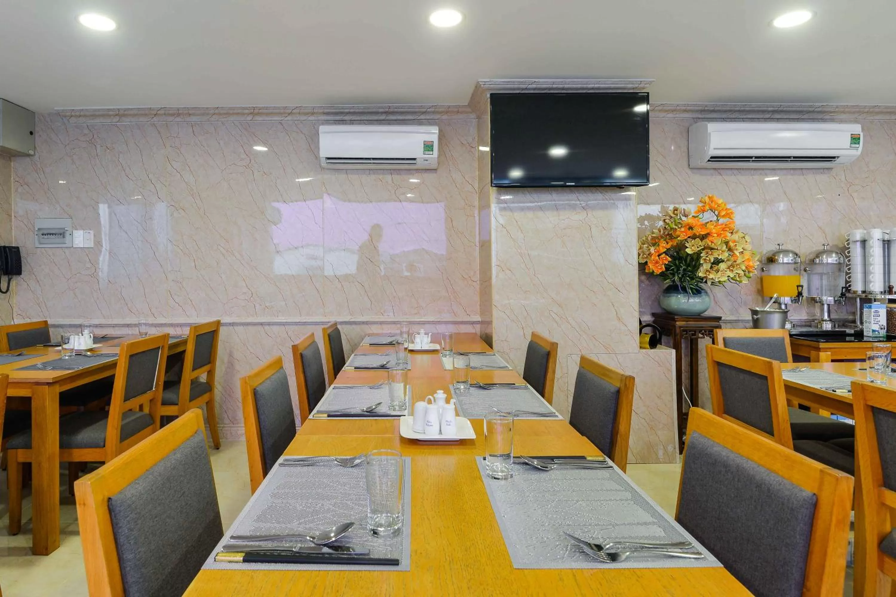 Restaurant/places to eat in Saigonciti Hotel A