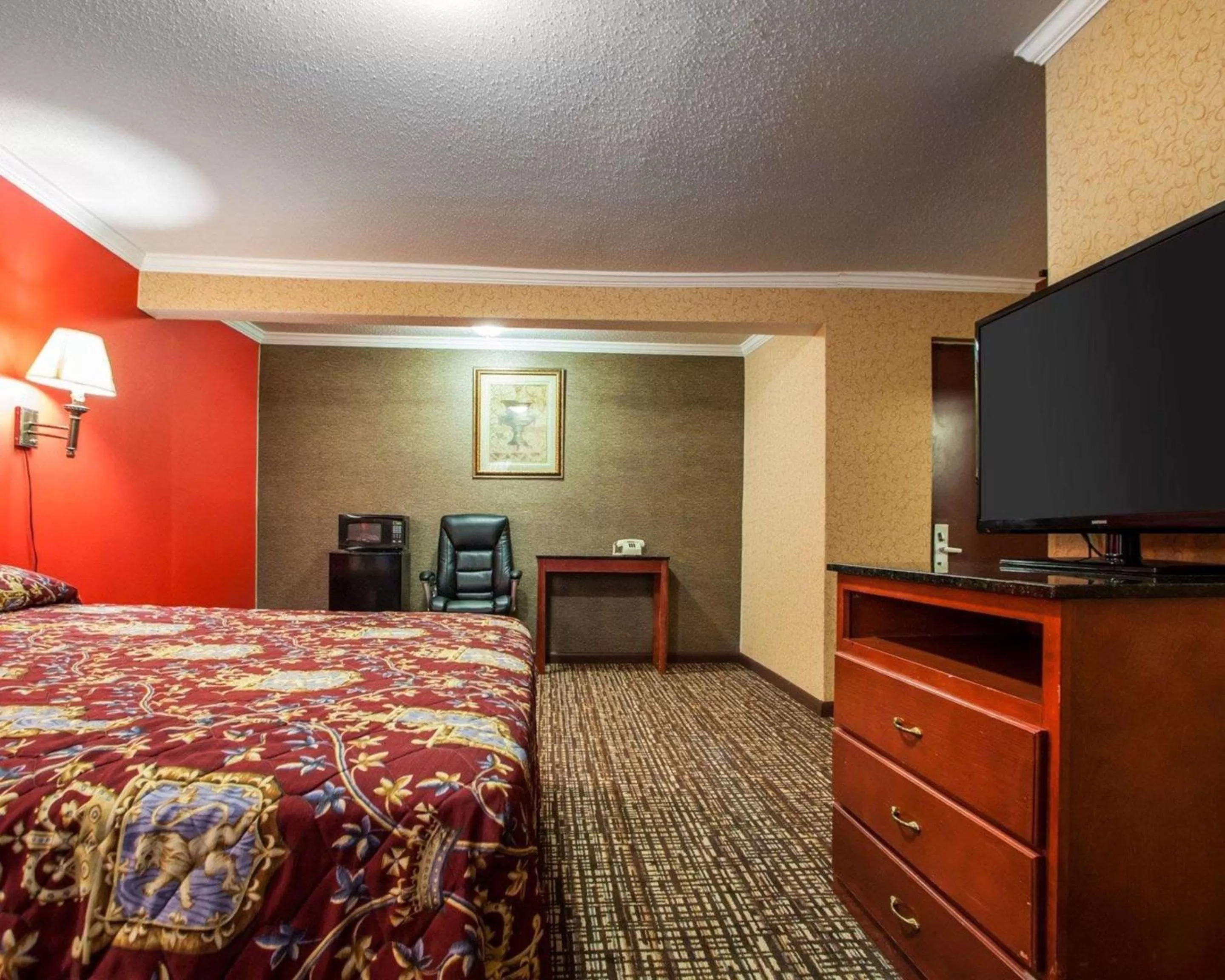 Photo of the whole room, Bed in Rodeway Inn Paterson Great Falls Park Area