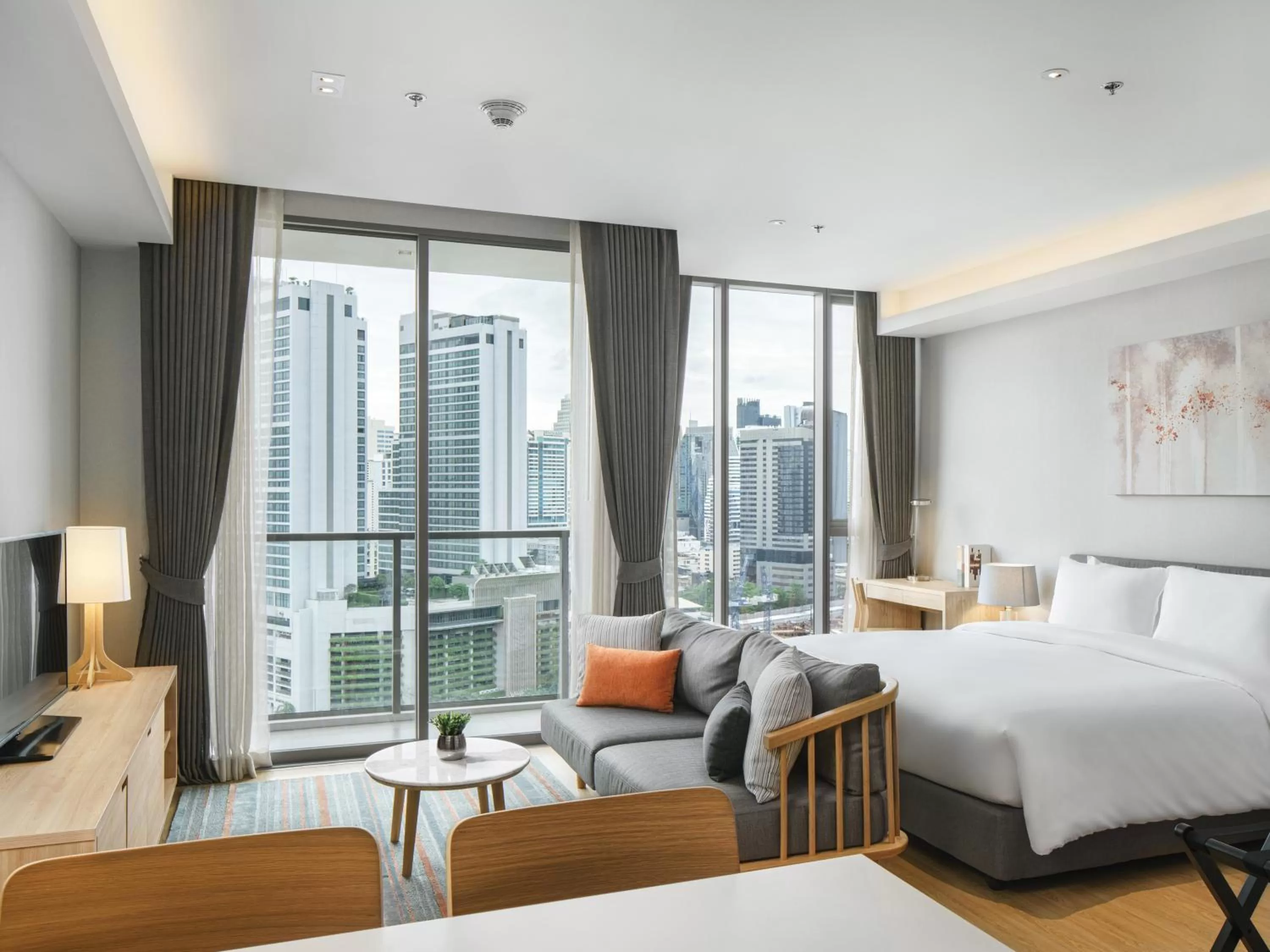 TV and multimedia, Bed in Oakwood Suites Bangkok