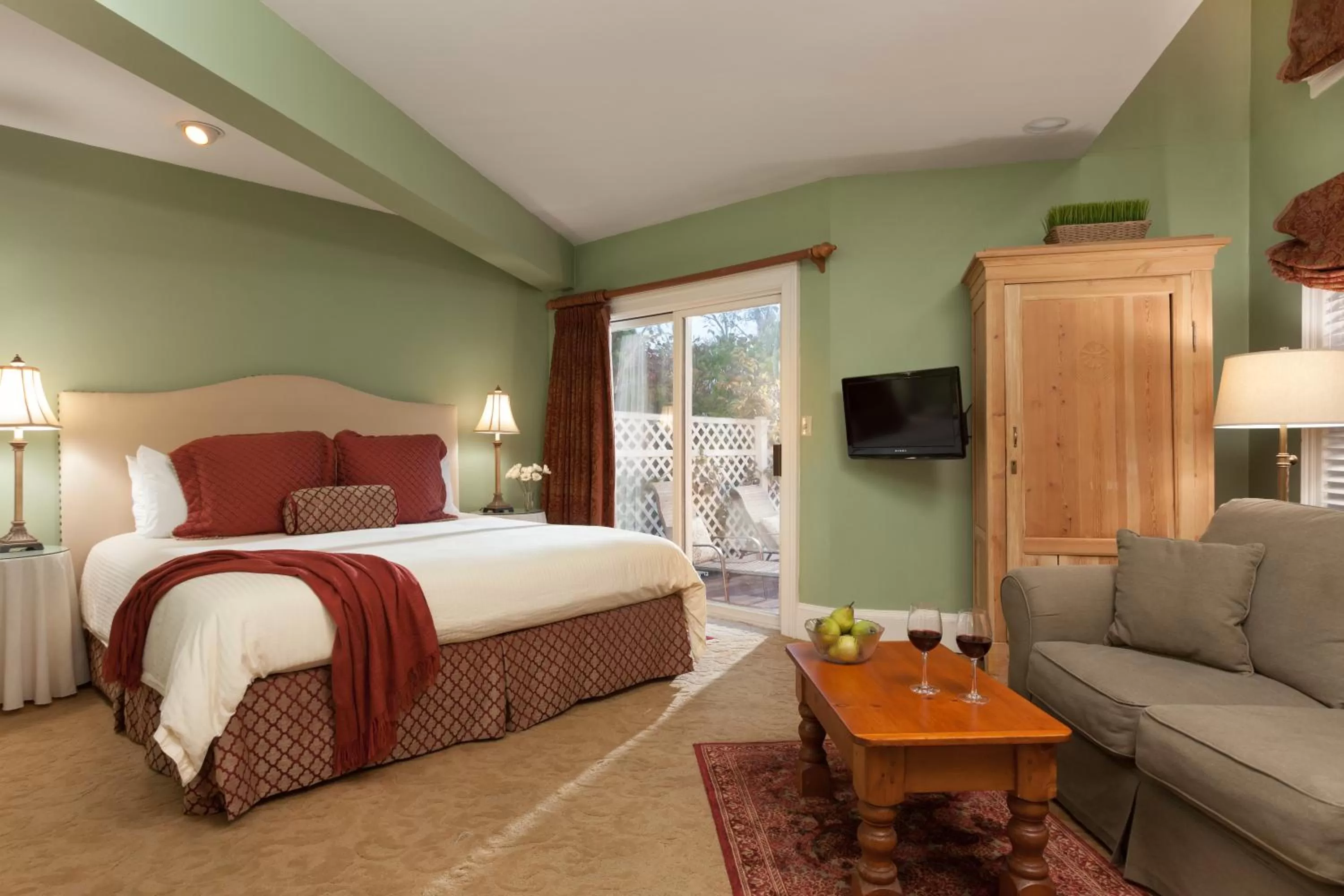 Day, Bed in Harbor Light Inn