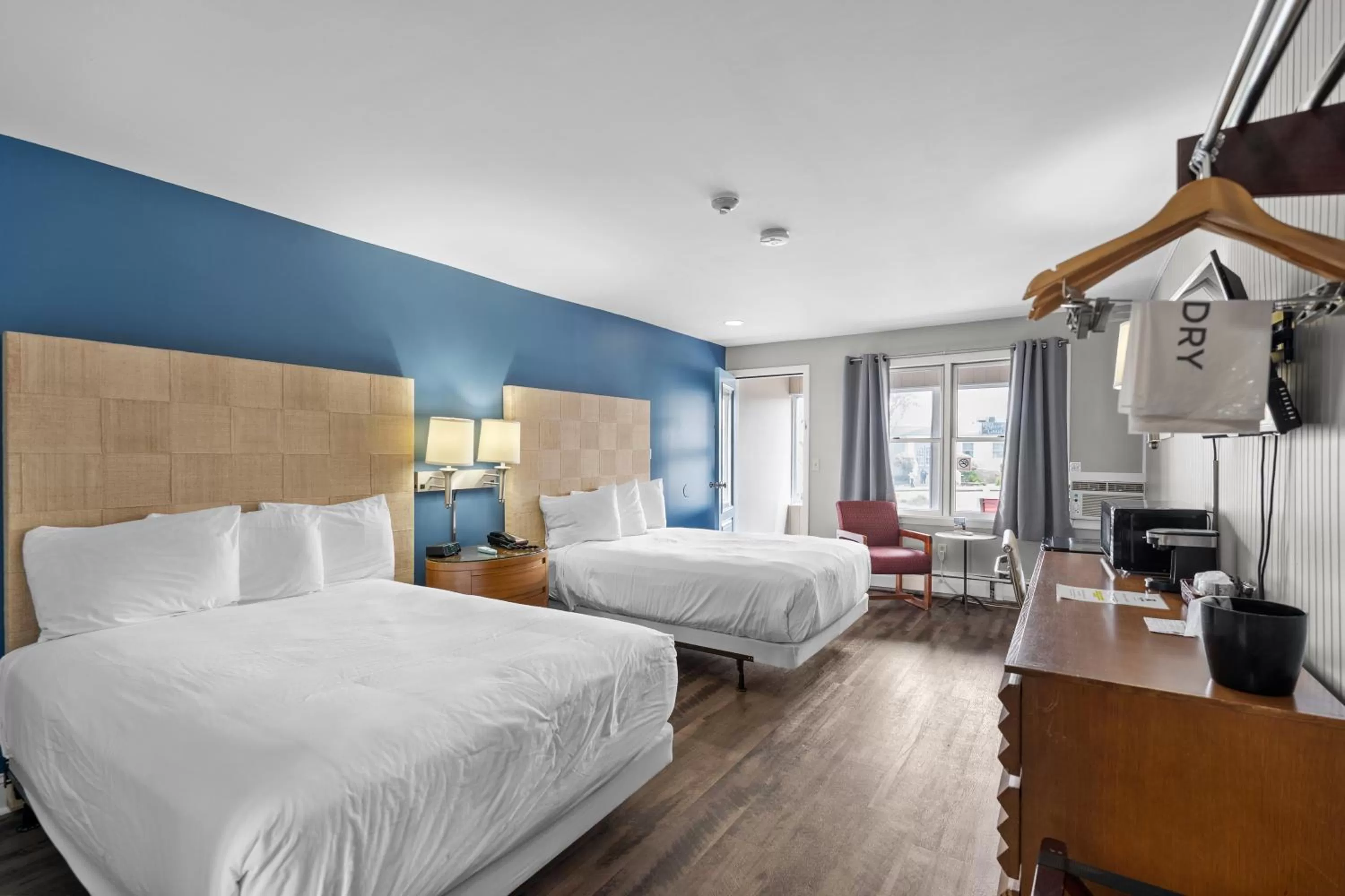 Deluxe Double Room with Balcony and Sea View in Trade Winds Inn