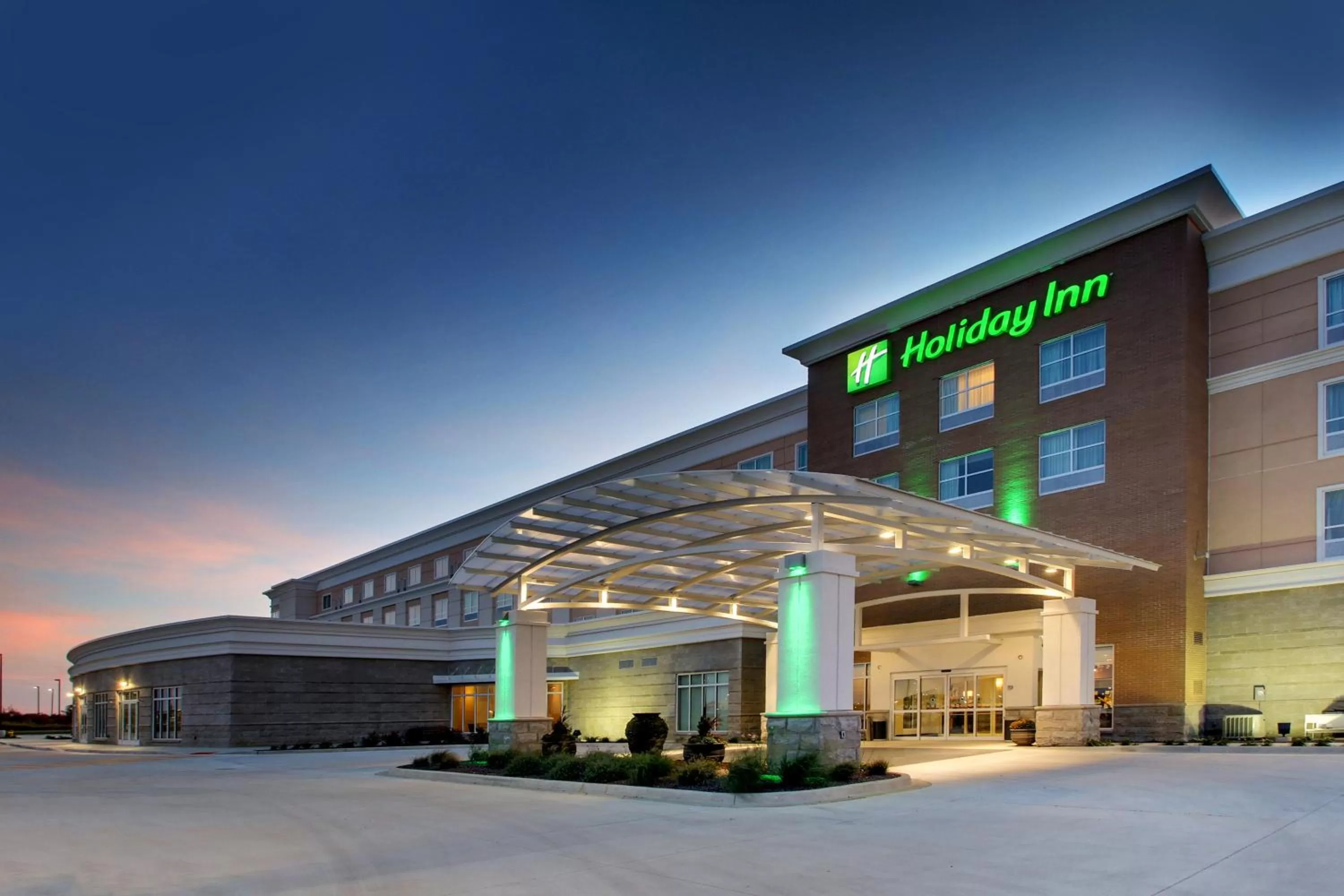Property building in Holiday Inn & Suites Peoria at Grand Prairie by IHG