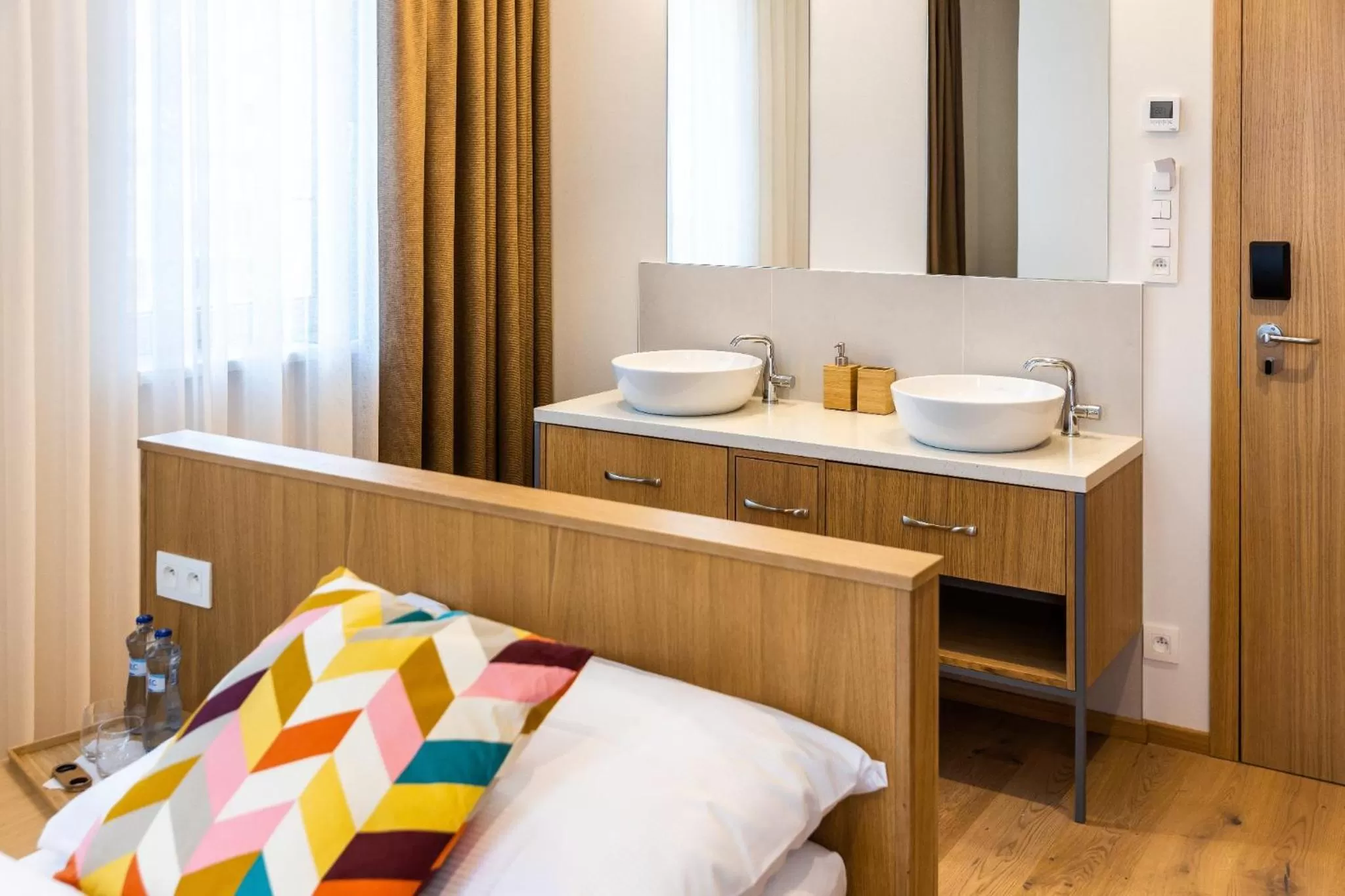 Photo of the whole room, Bed in RAJ zdravia