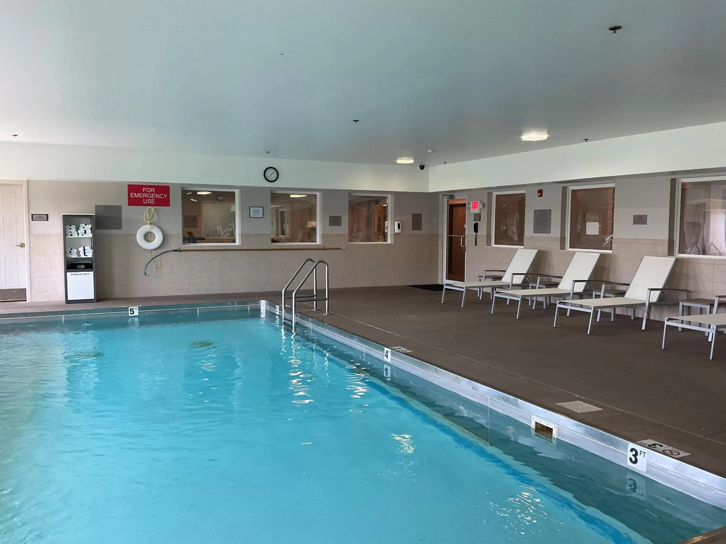 Swimming pool in Country Inn & Suites by Radisson, Marion, IL
