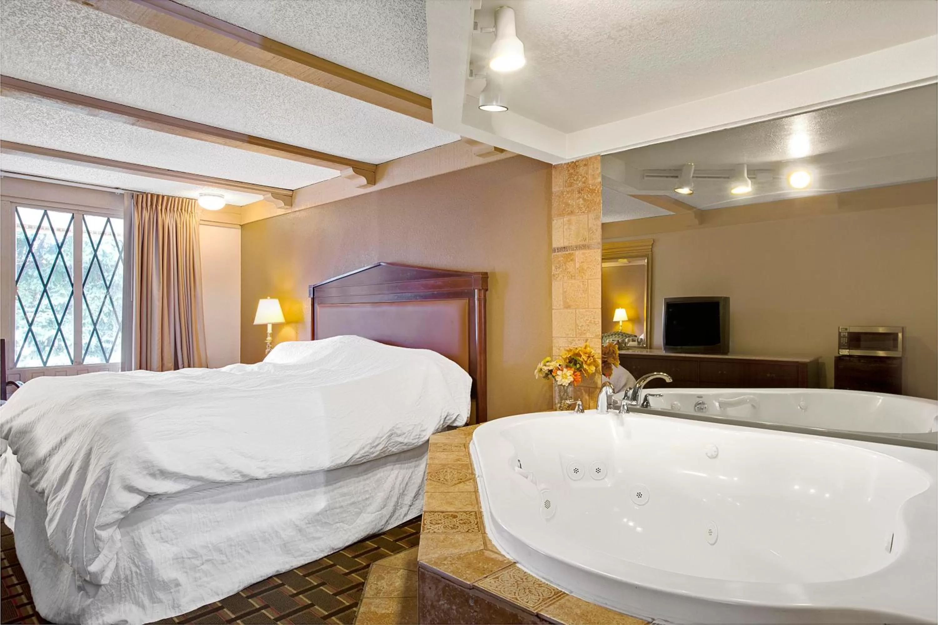 Photo of the whole room, Bed in Knights Inn Greensburg