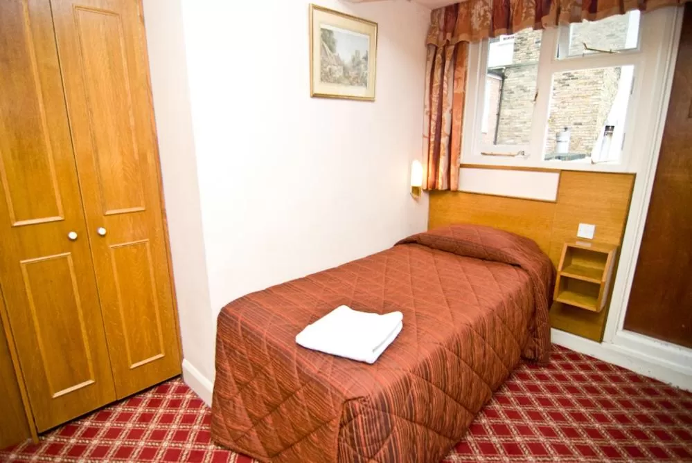 Photo of the whole room, Bed in Alexandra Hotel