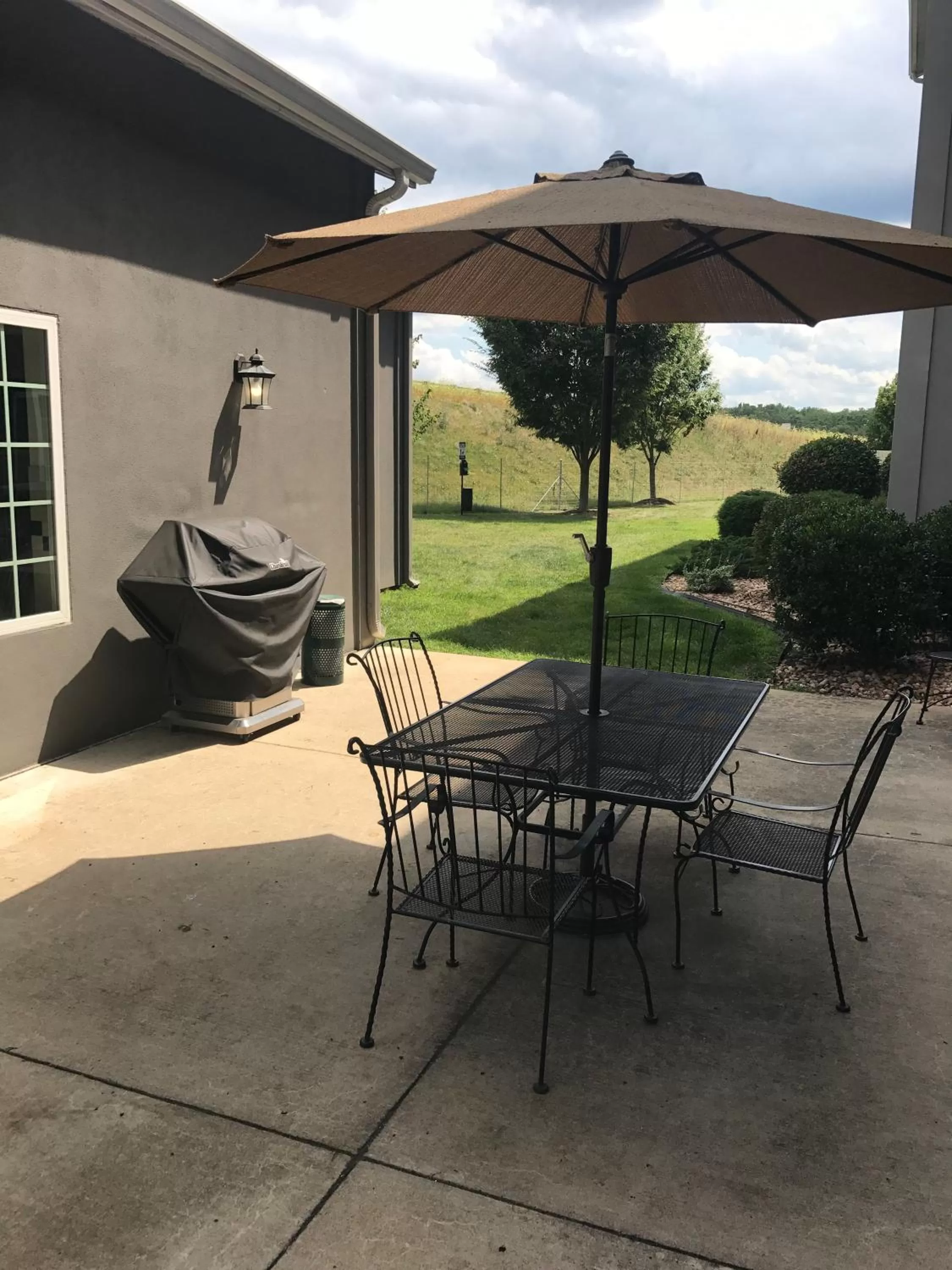 Patio in Country Inn & Suites by Radisson, Winchester, VA