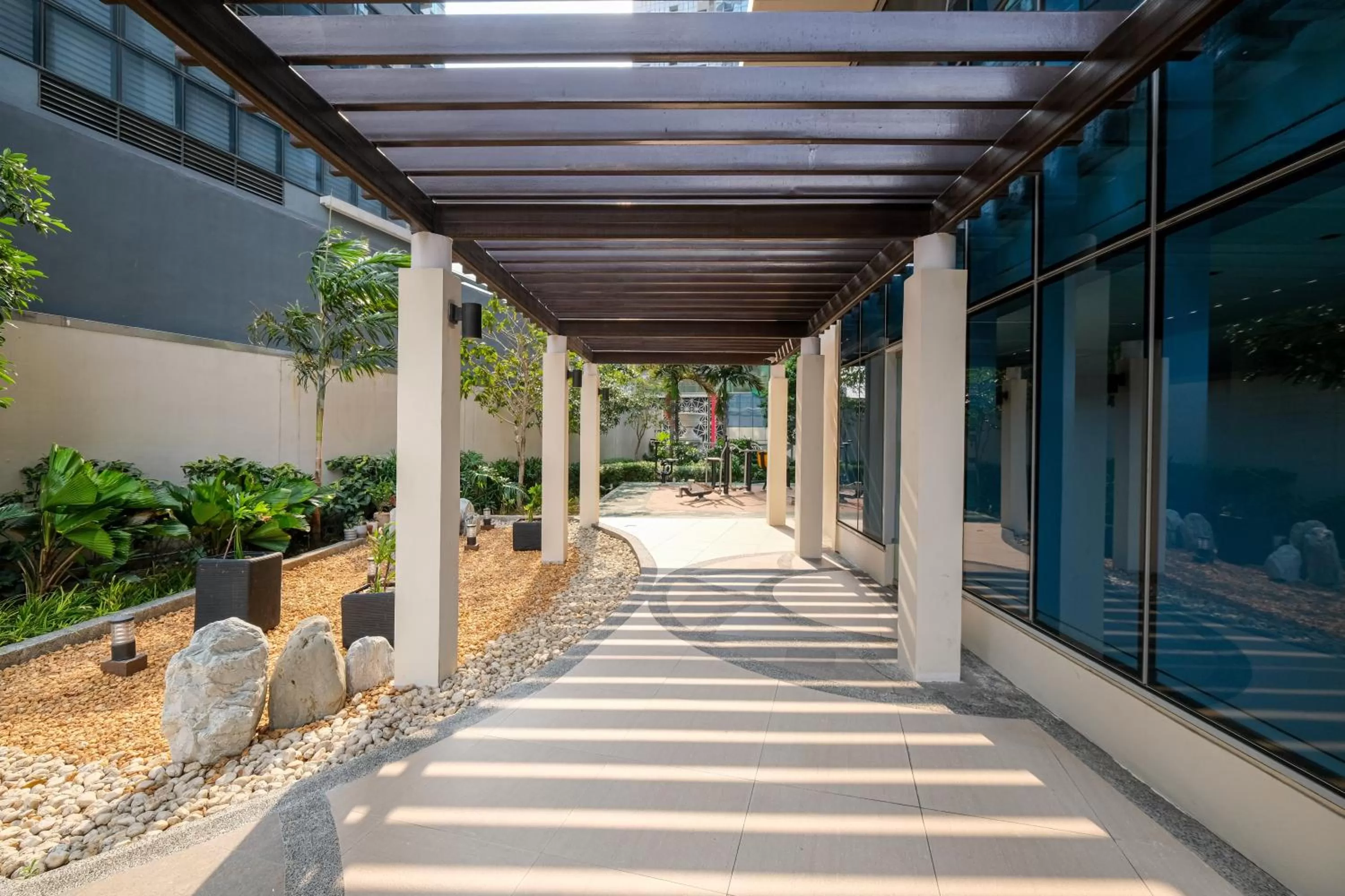 Spring in 1BR Suite in Uptown BGC