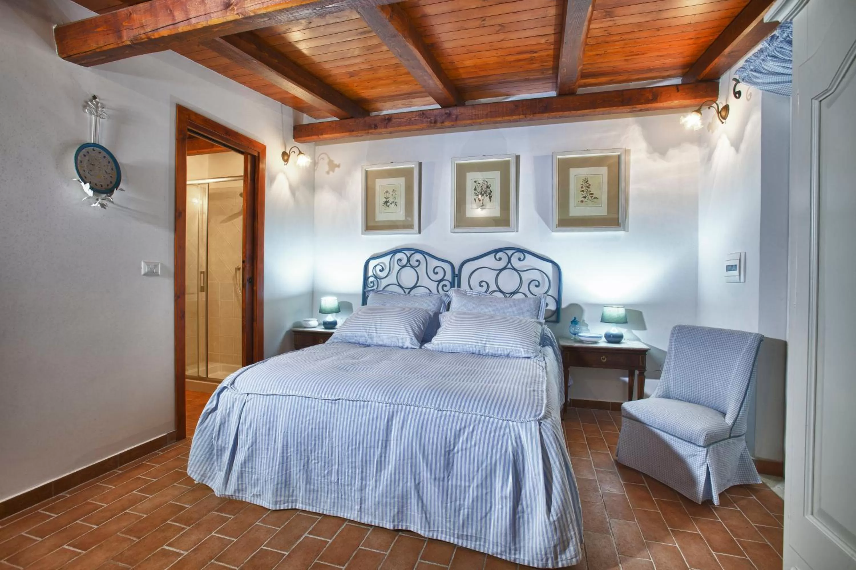 Shower, Bed in Antico Casale Spezia Pelagalli