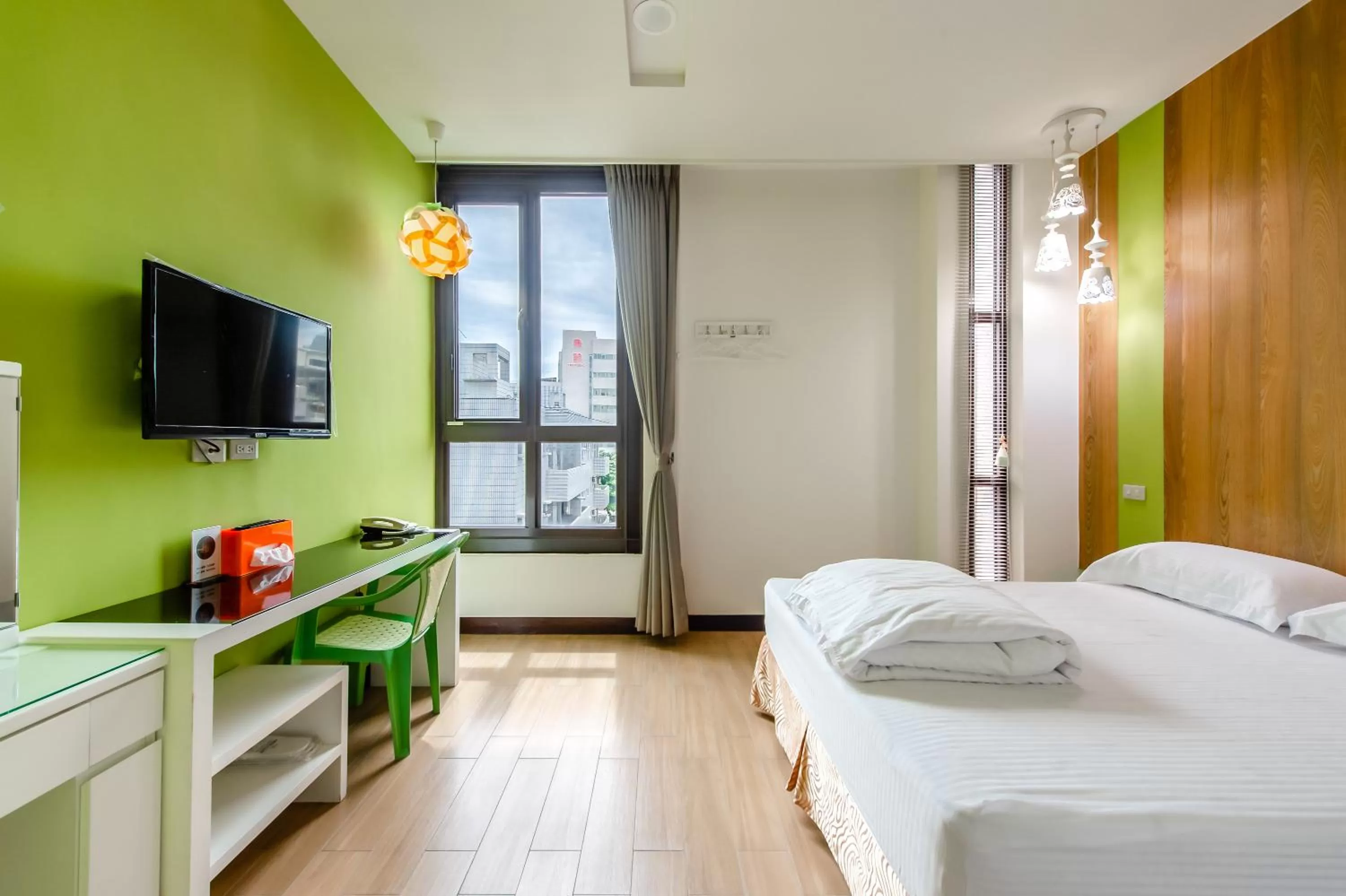 Photo of the whole room, Bed in lightness Station Inn