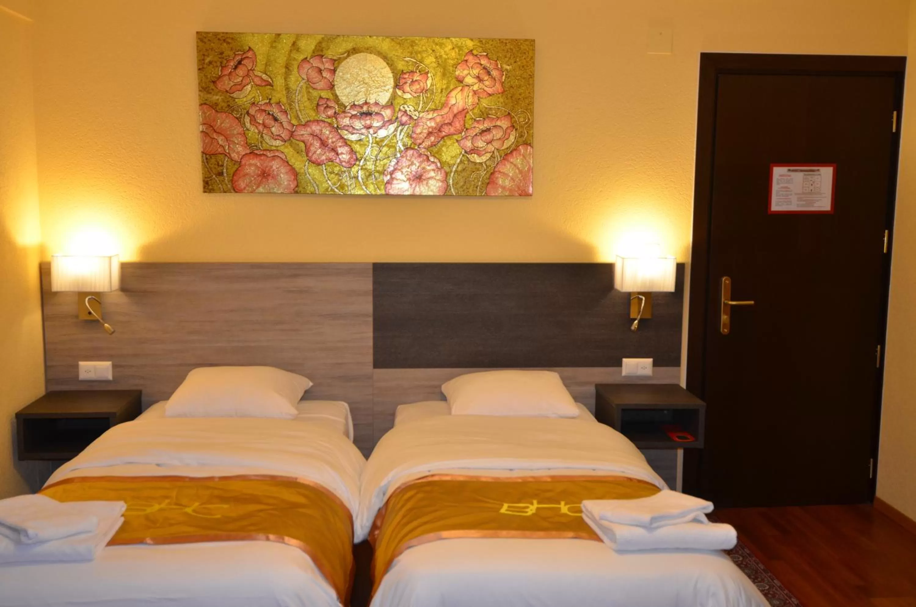 Photo of the whole room, Bed in Beausite