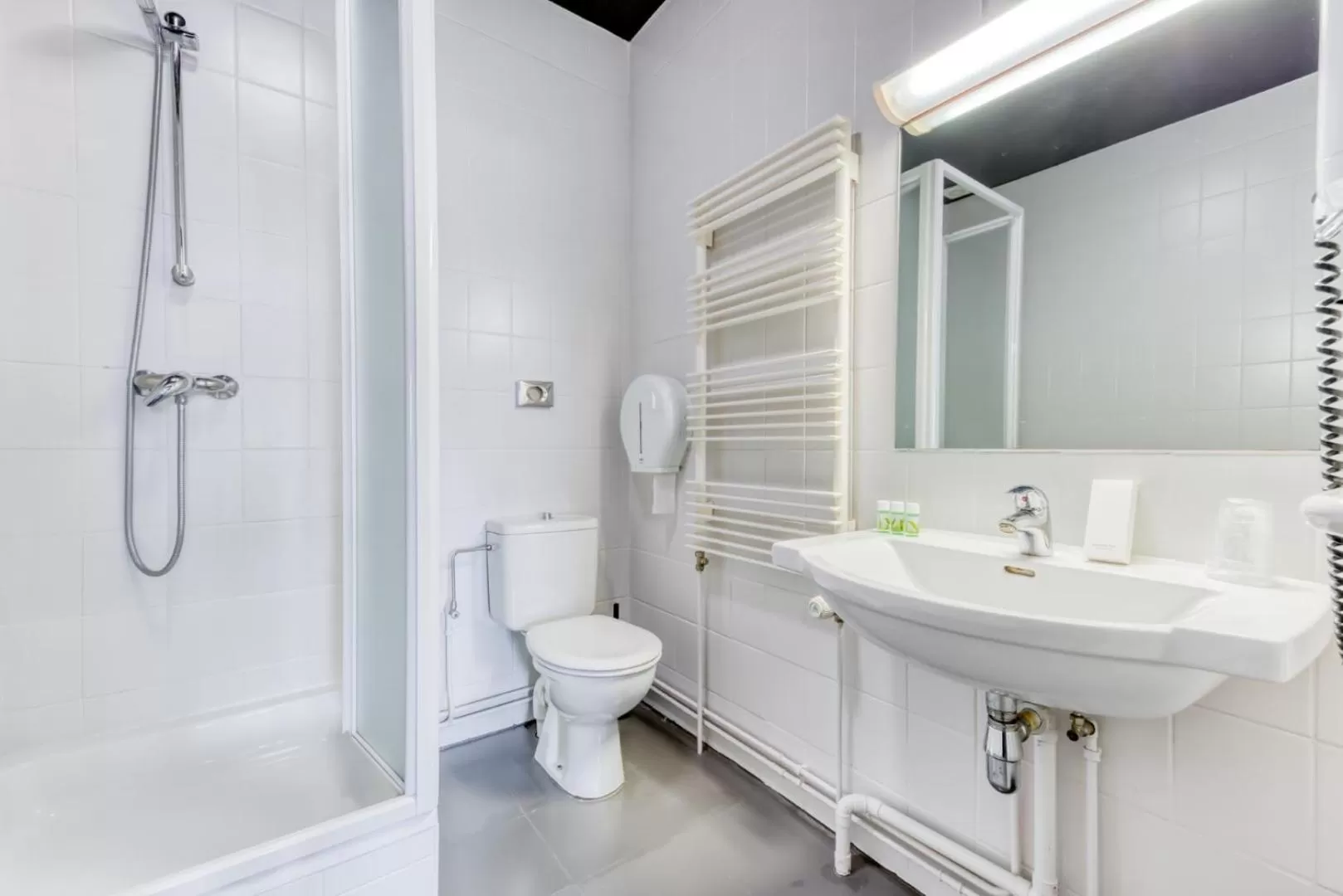 Bathroom in Hôtel de la Gare